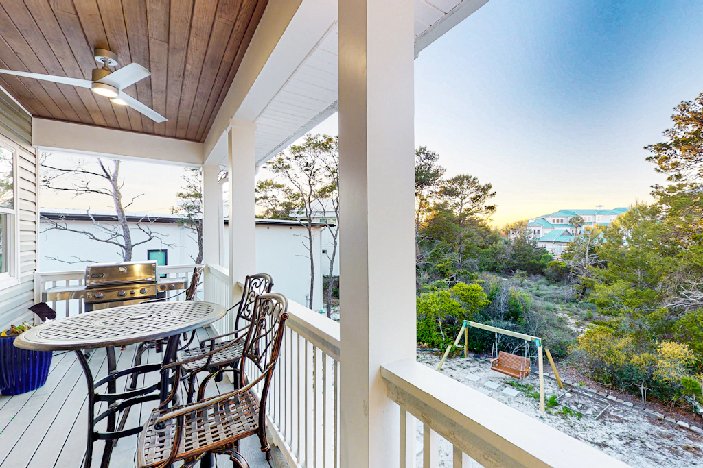 Home near beach and 30A with balcony, yard, patio, grill, Washer & Dryer
