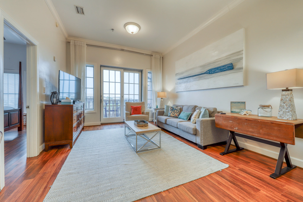 Top floor condo steps to the beach Shared pool & close to shopping & dining