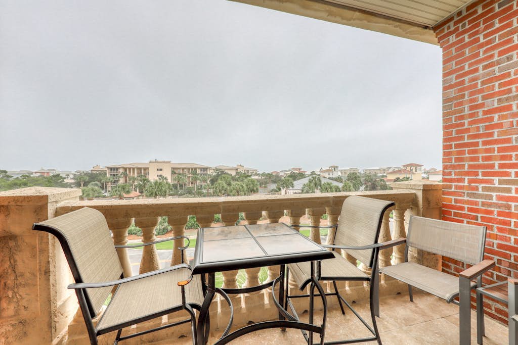 Top floor condo steps to the beach Shared pool & close to shopping & dining