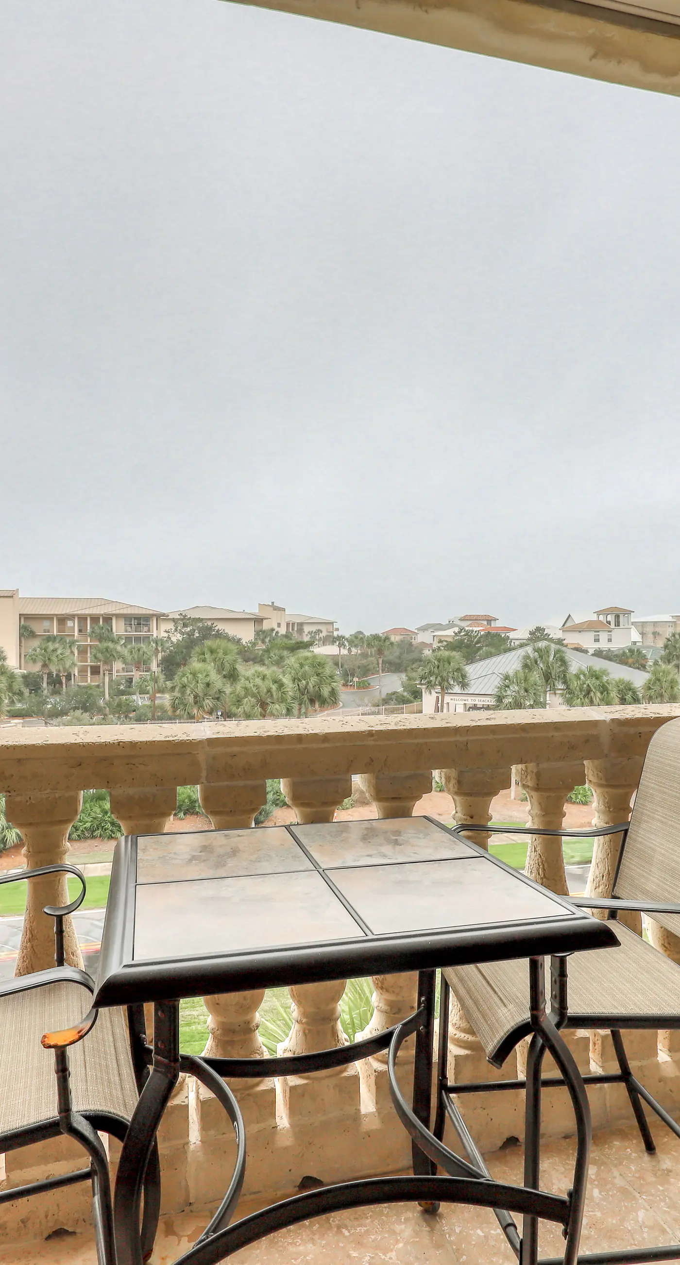 Top floor condo steps to the beach Shared pool & close to shopping & dining