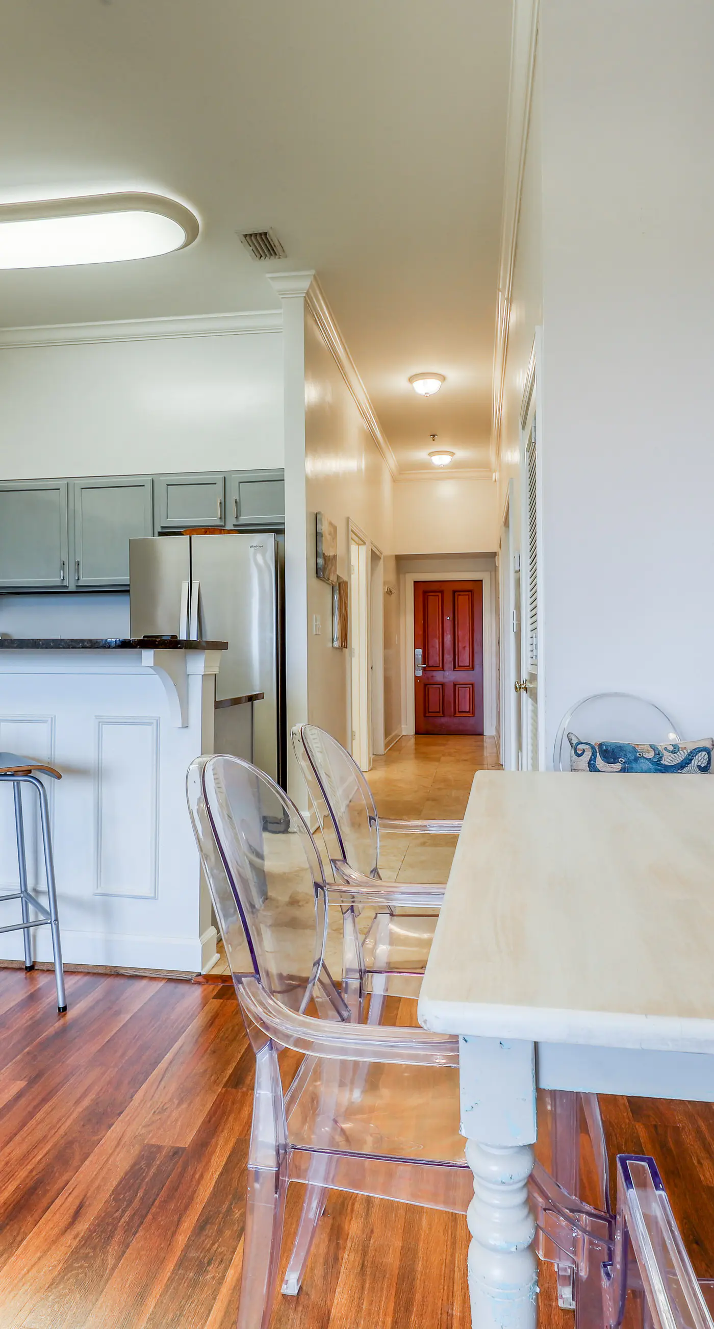 Top floor condo steps to the beach Shared pool & close to shopping & dining
