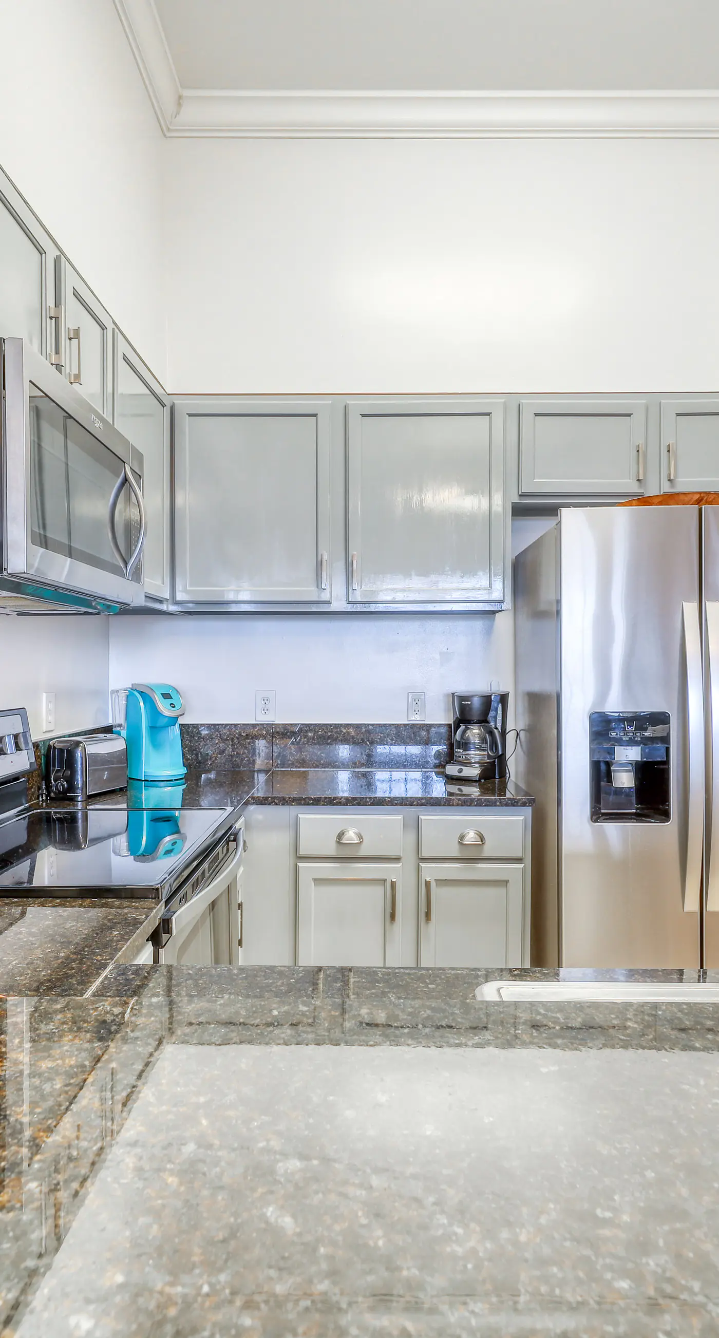 Top floor condo steps to the beach Shared pool & close to shopping & dining
