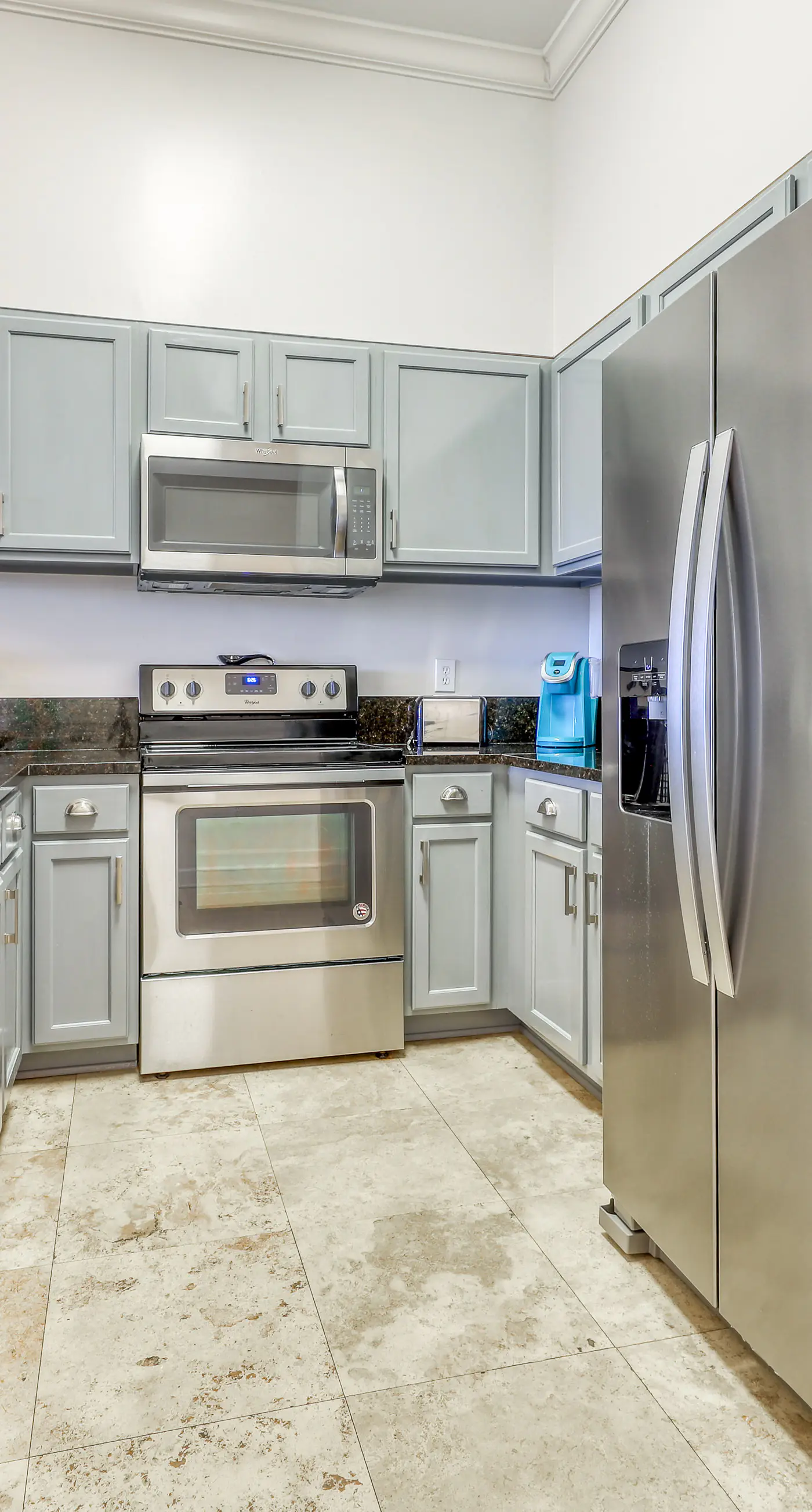 Top floor condo steps to the beach Shared pool & close to shopping & dining