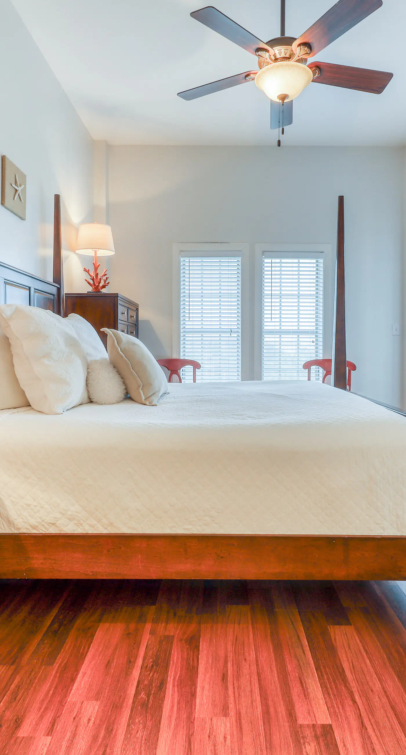 Top floor condo steps to the beach Shared pool & close to shopping & dining