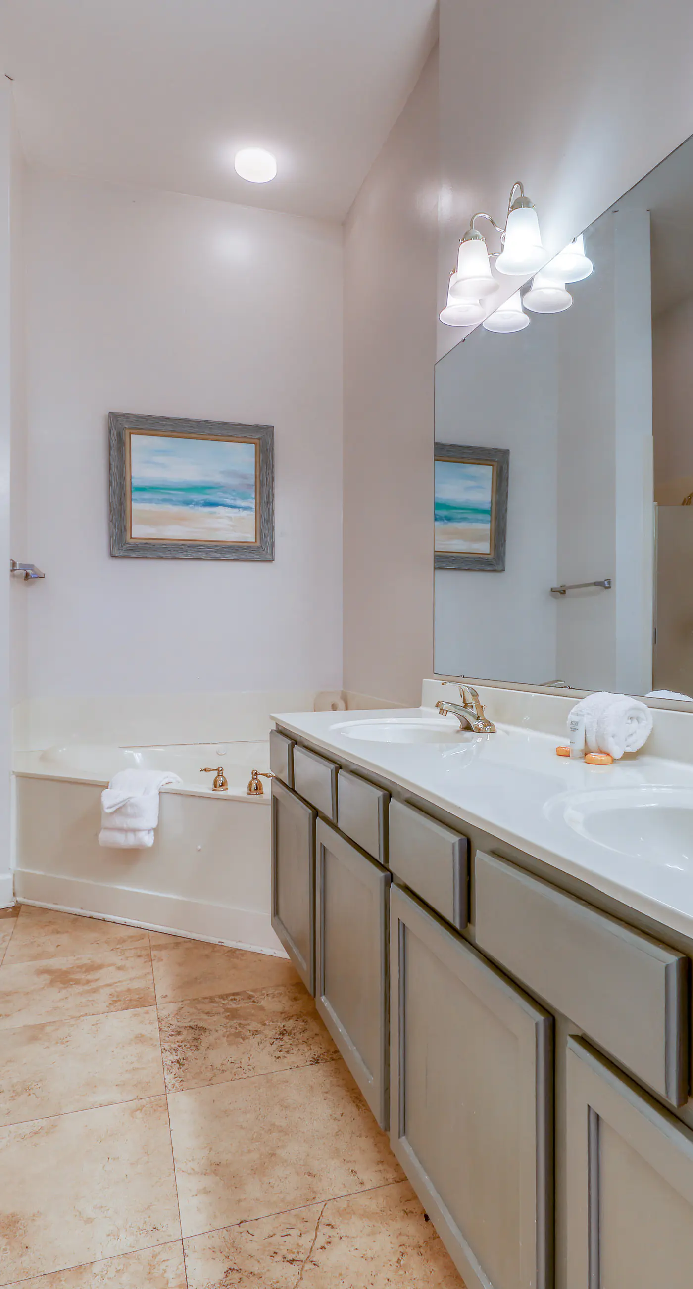 Top floor condo steps to the beach Shared pool & close to shopping & dining