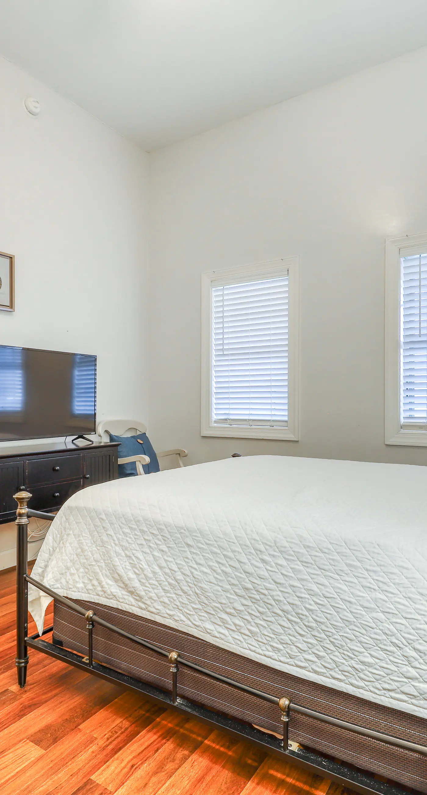 Top floor condo steps to the beach Shared pool & close to shopping & dining