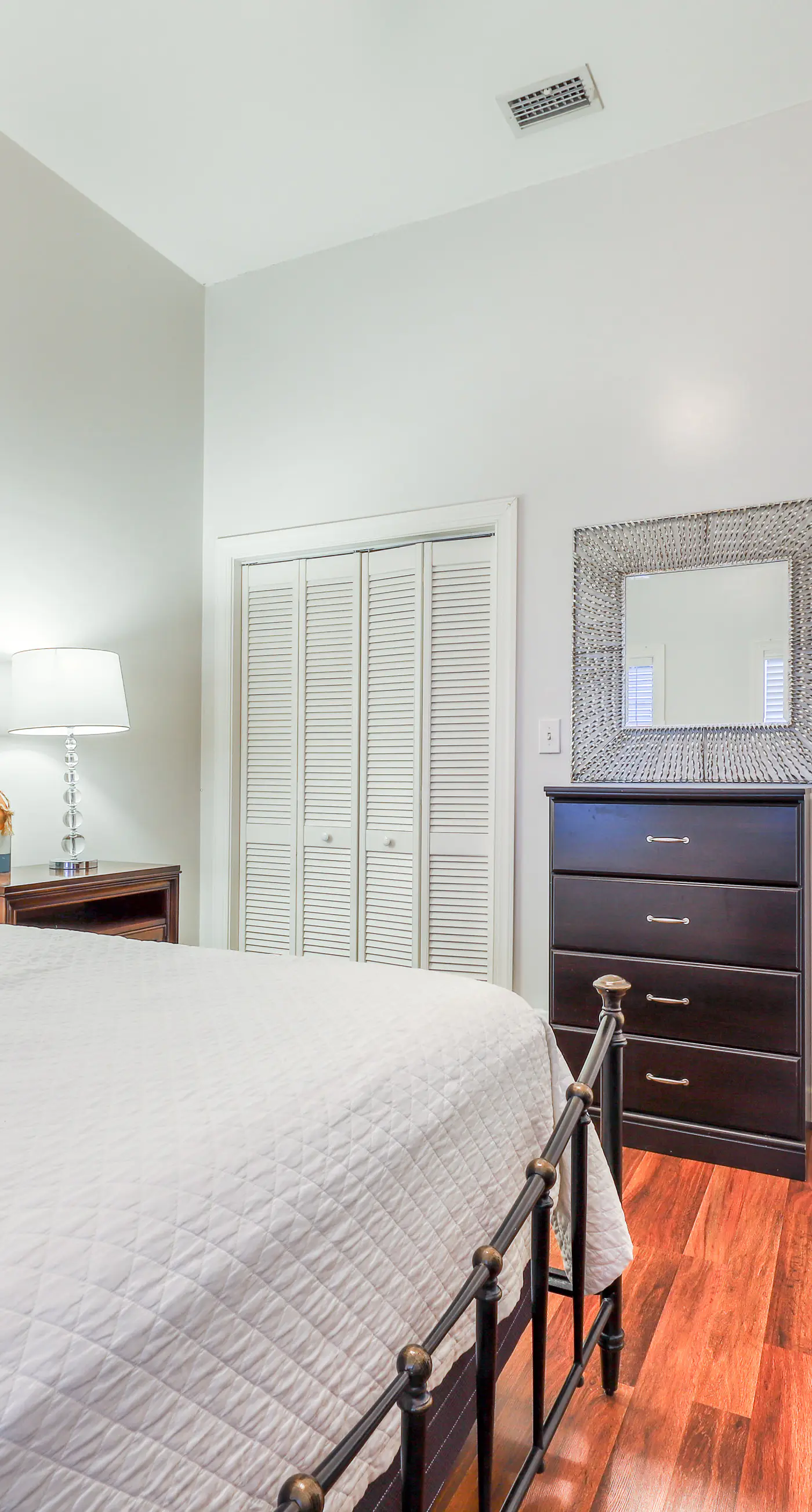 Top floor condo steps to the beach Shared pool & close to shopping & dining