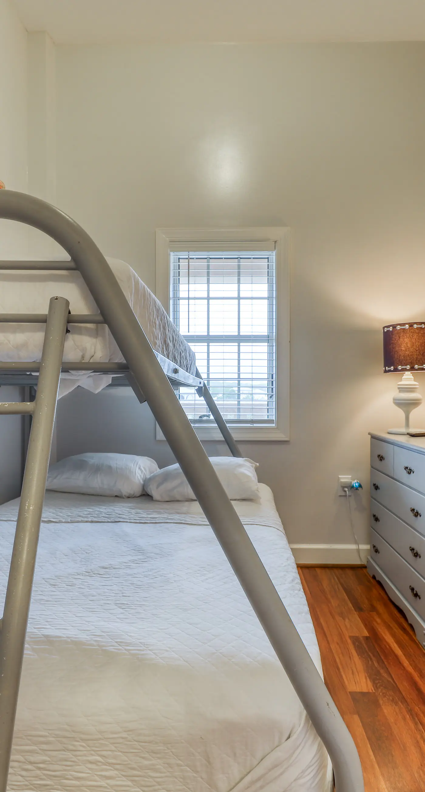 Top floor condo steps to the beach Shared pool & close to shopping & dining