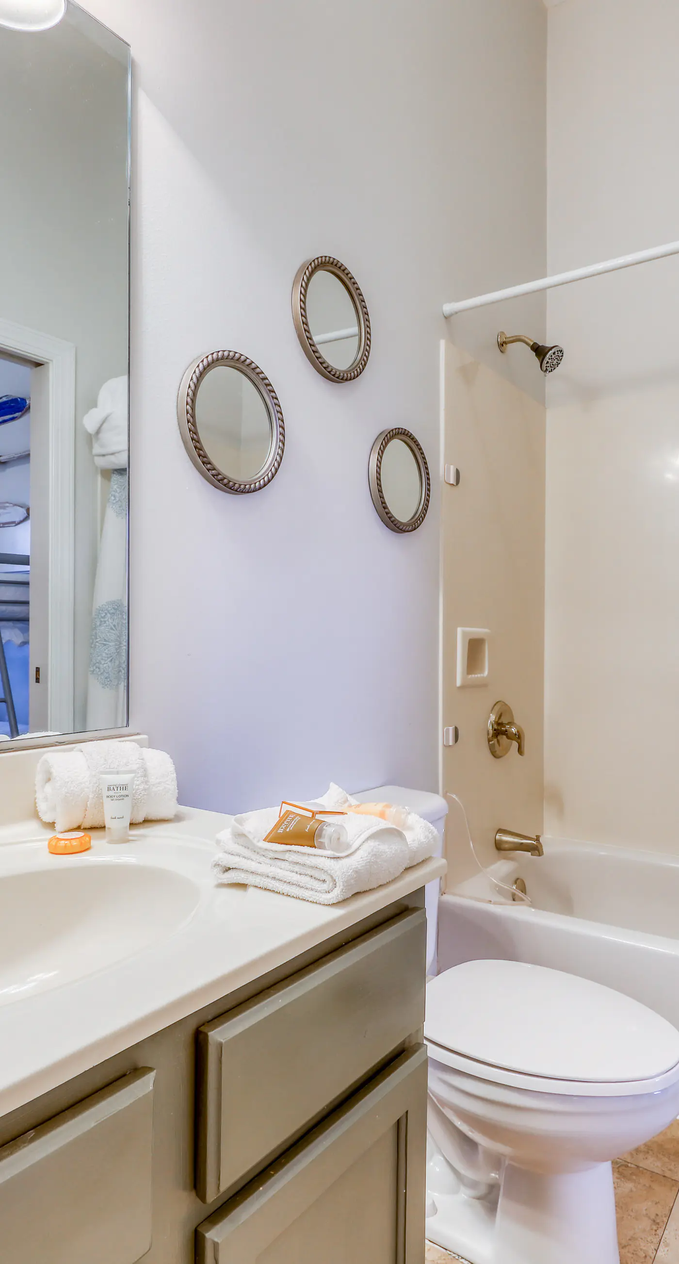 Top floor condo steps to the beach Shared pool & close to shopping & dining
