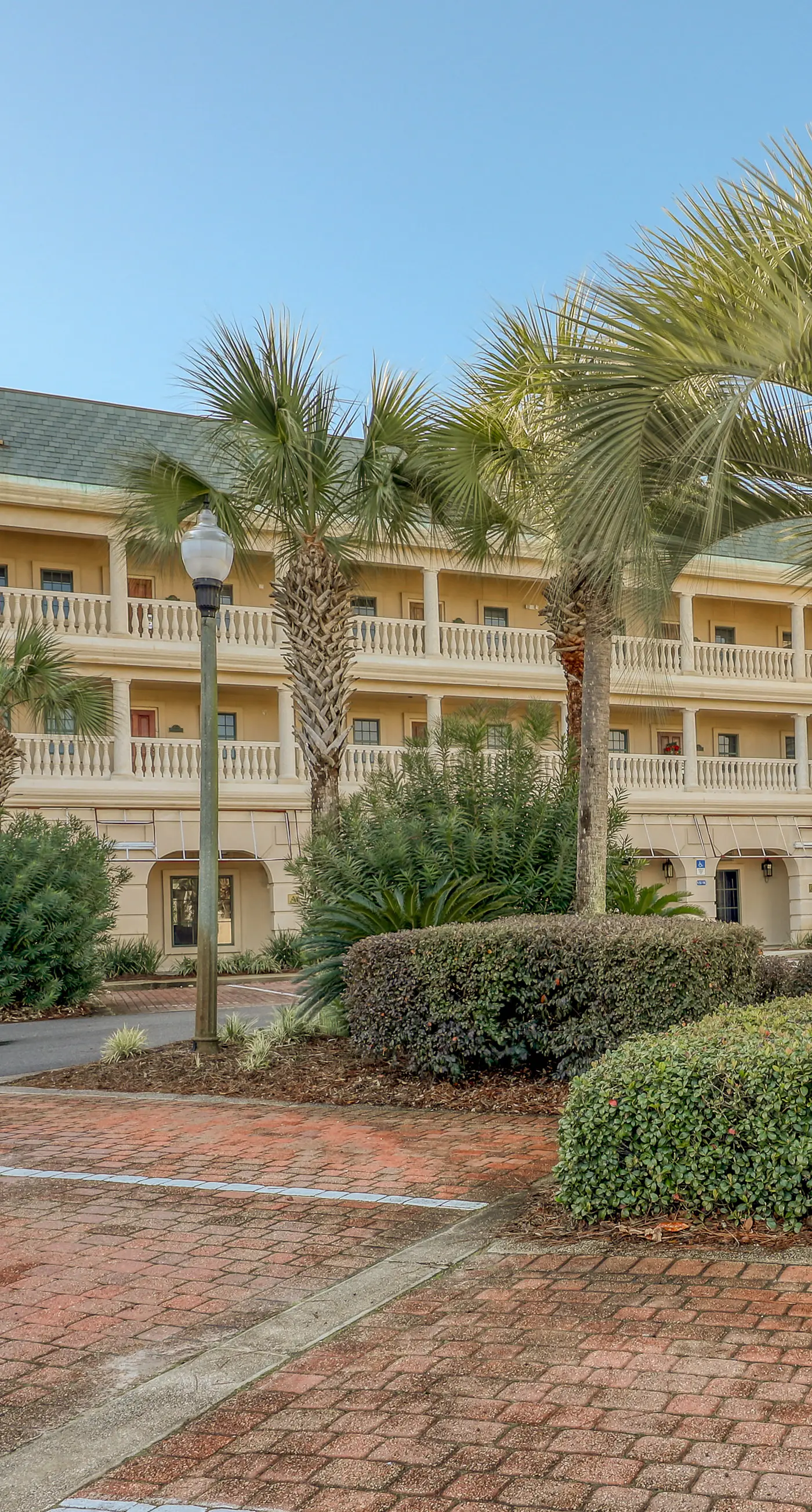 Top floor condo steps to the beach Shared pool & close to shopping & dining