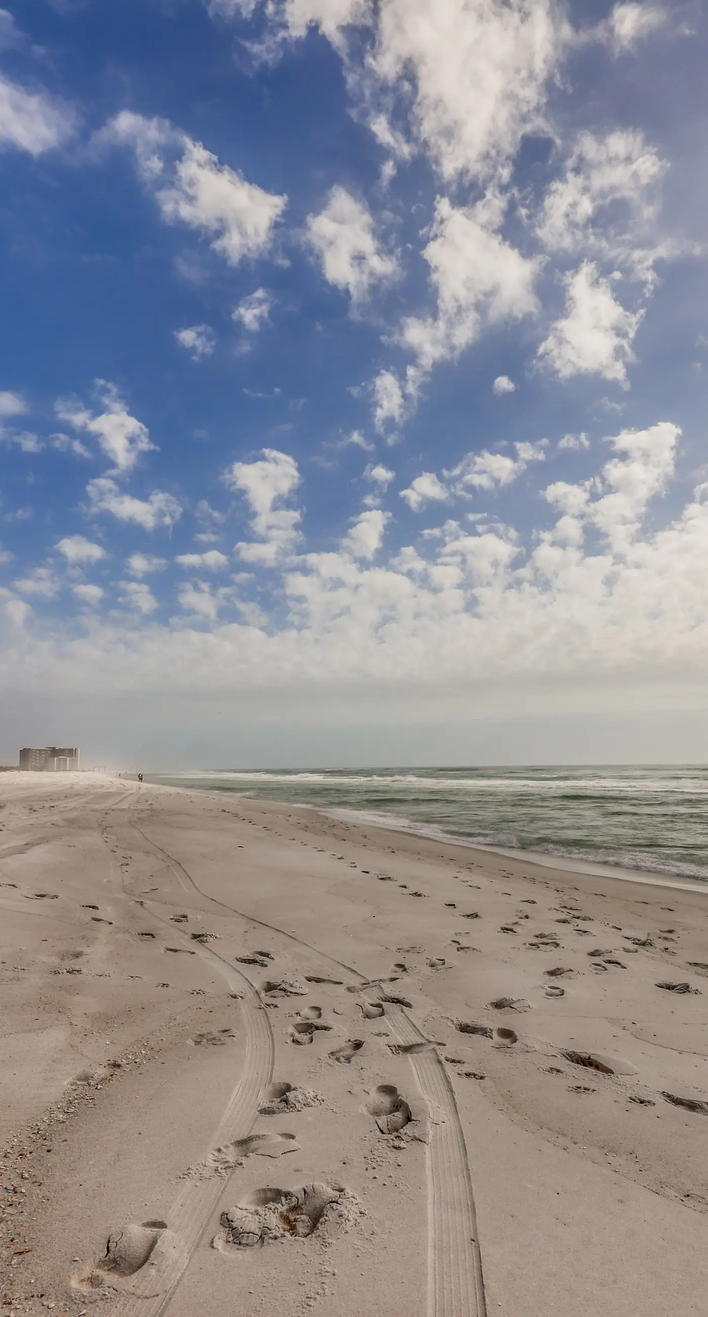 Top floor condo steps to the beach Shared pool & close to shopping & dining