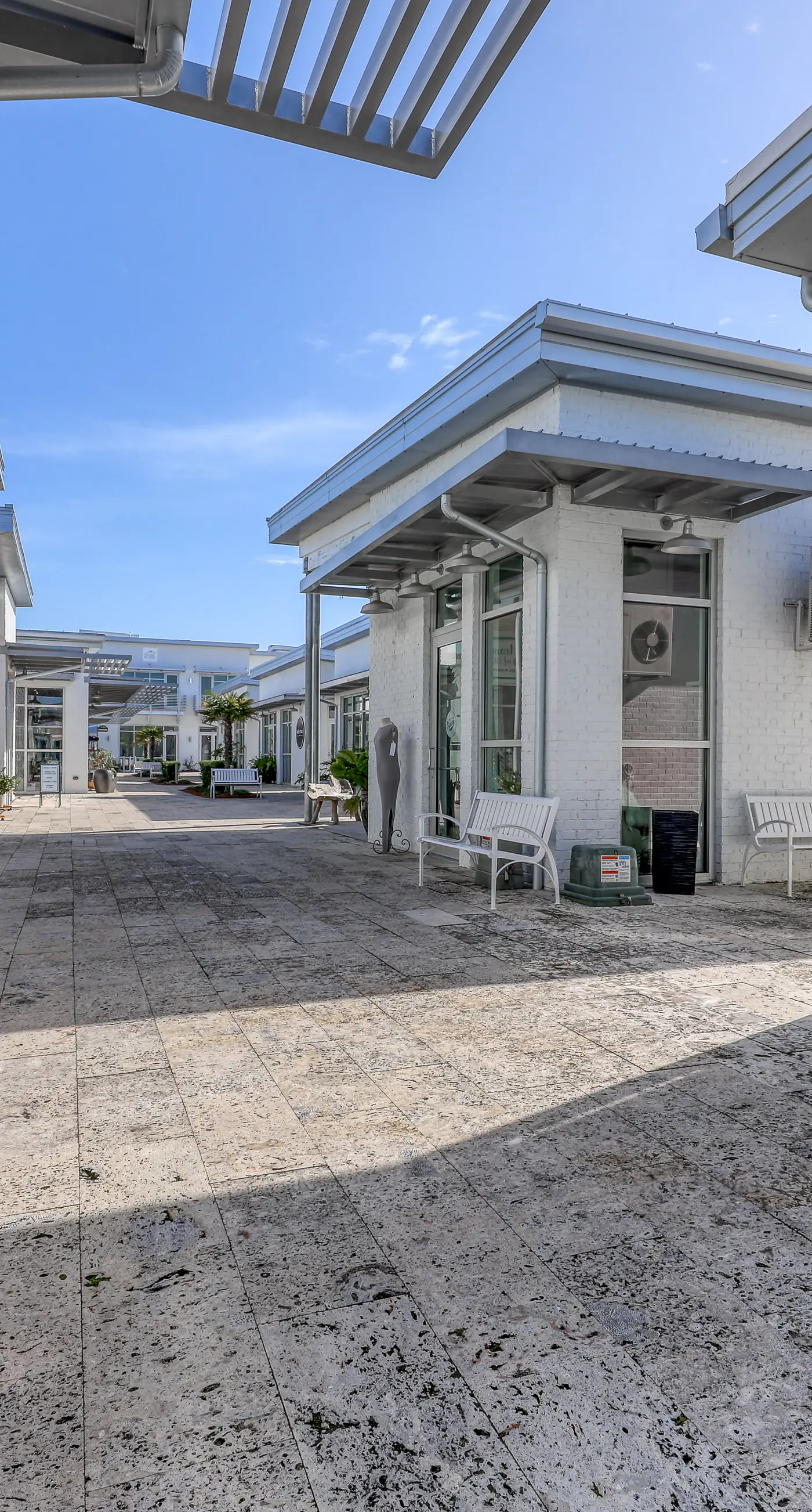 Top floor condo steps to the beach Shared pool & close to shopping & dining