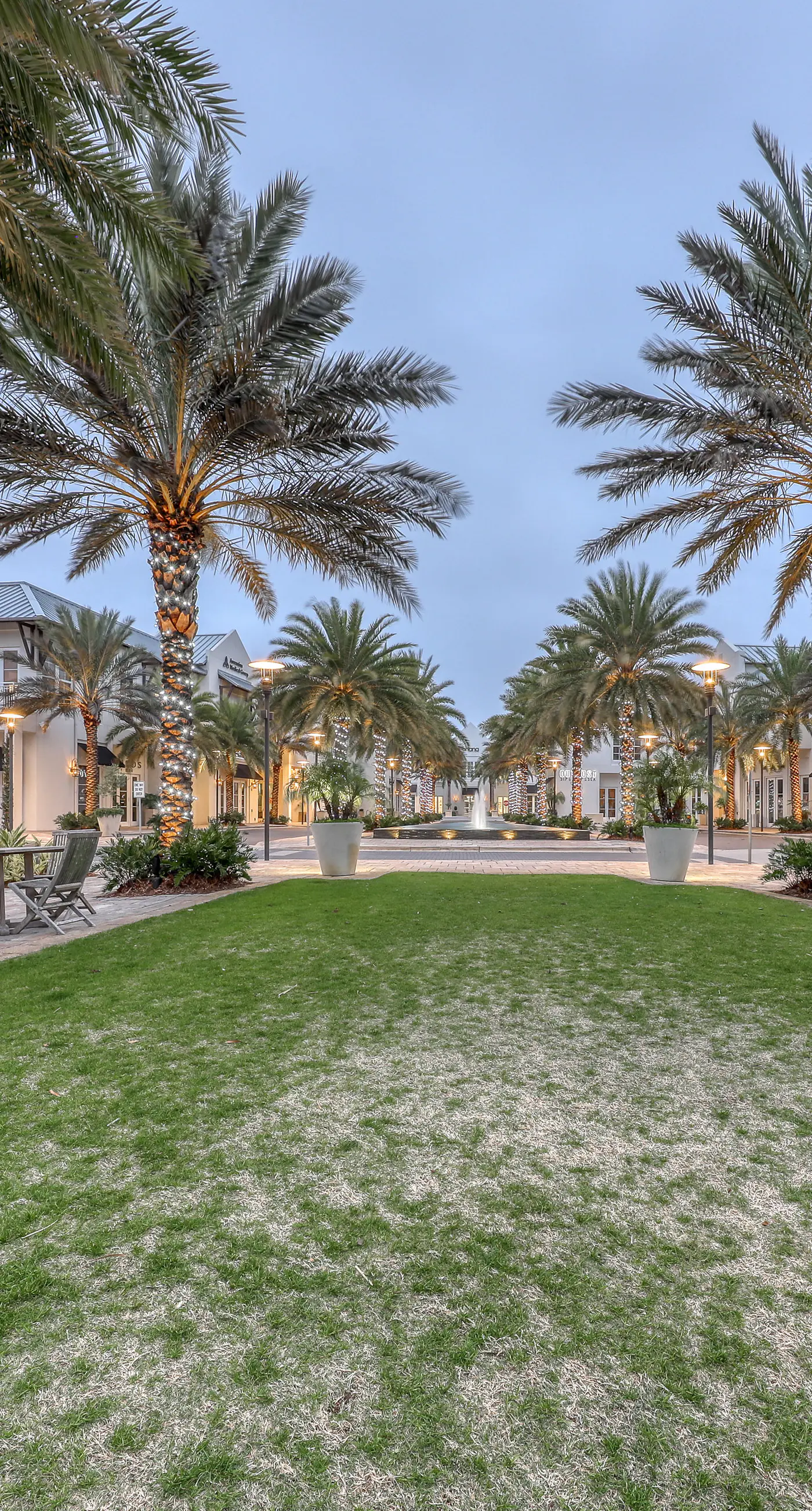 Top floor condo steps to the beach Shared pool & close to shopping & dining