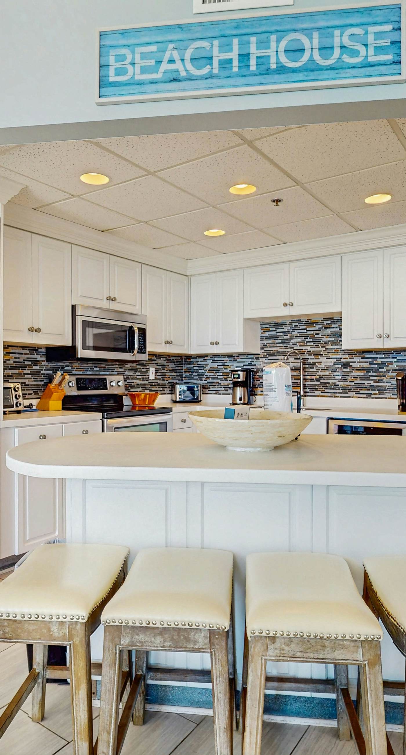 Conveniently located Gulf condo with spacious layout, pool & pickleball