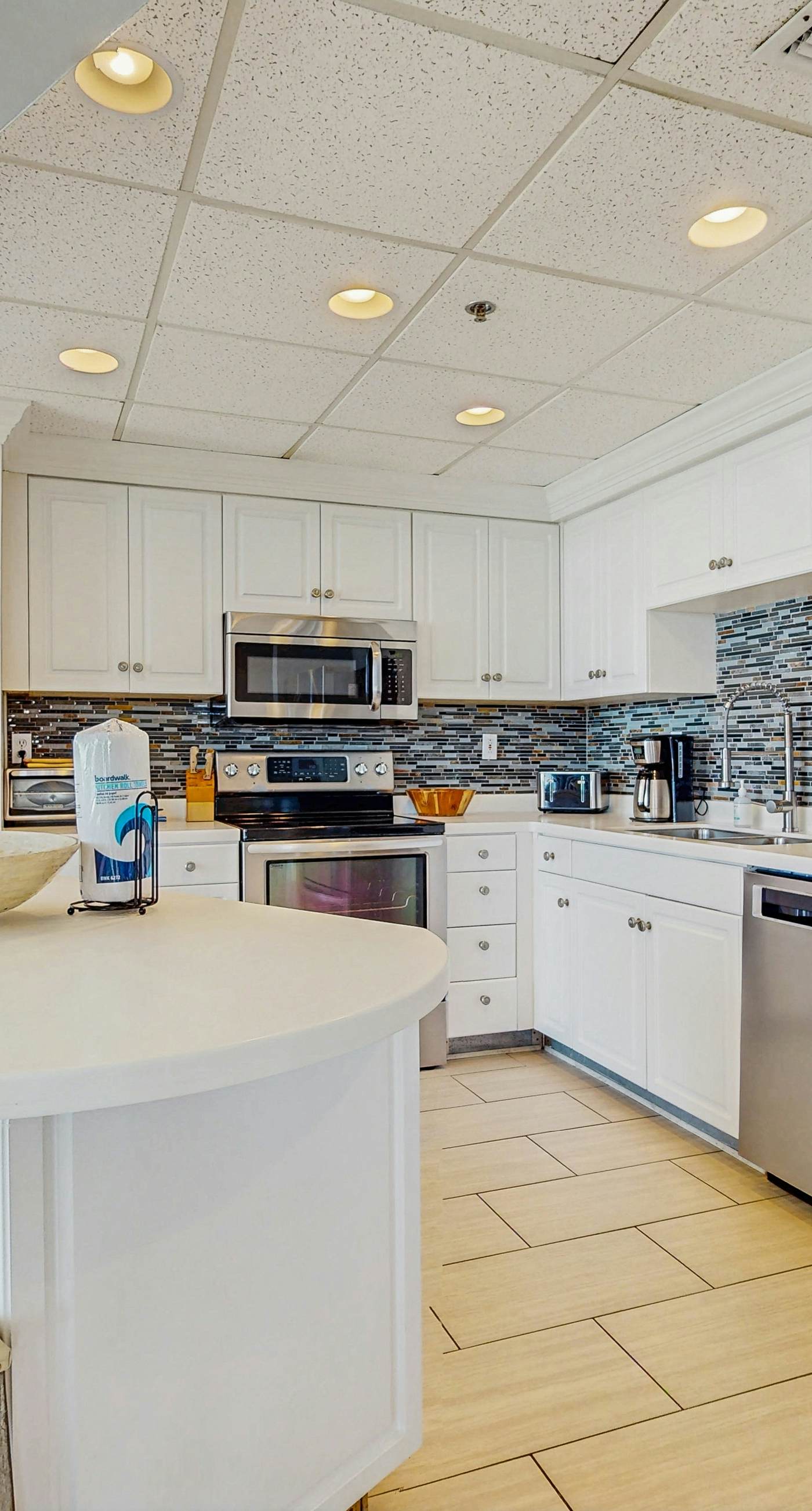 Conveniently located Gulf condo with spacious layout, pool & pickleball