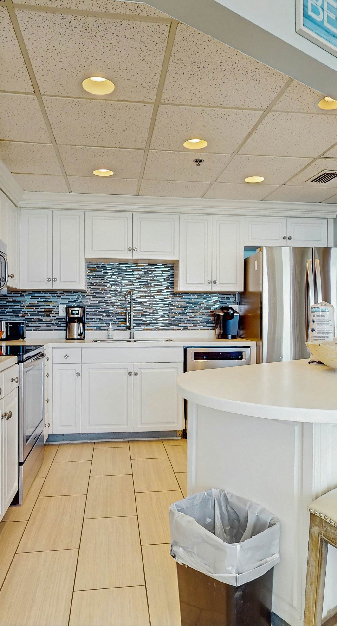 Conveniently located Gulf condo with spacious layout, pool & pickleball