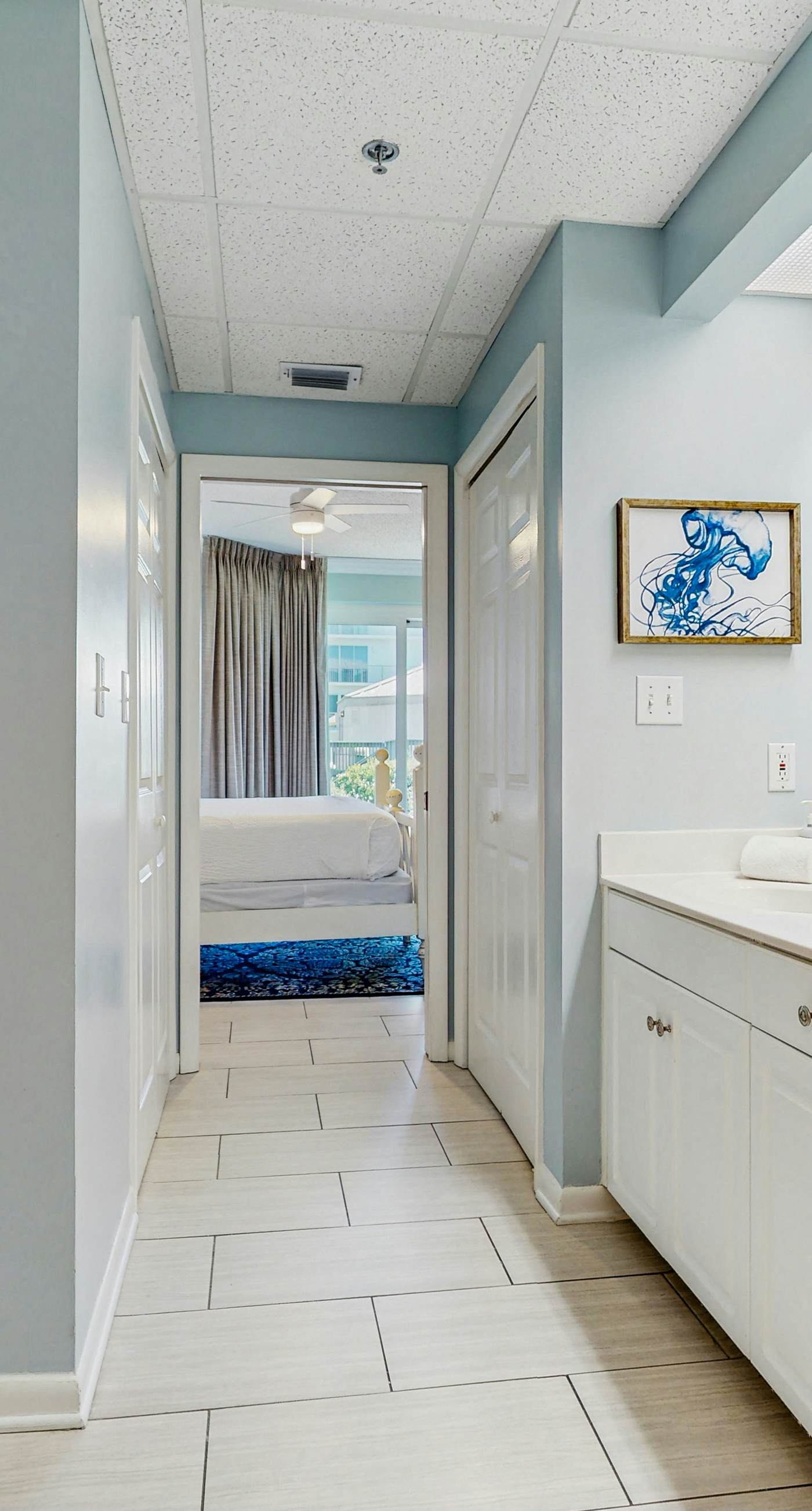 Conveniently located Gulf condo with spacious layout, pool & pickleball