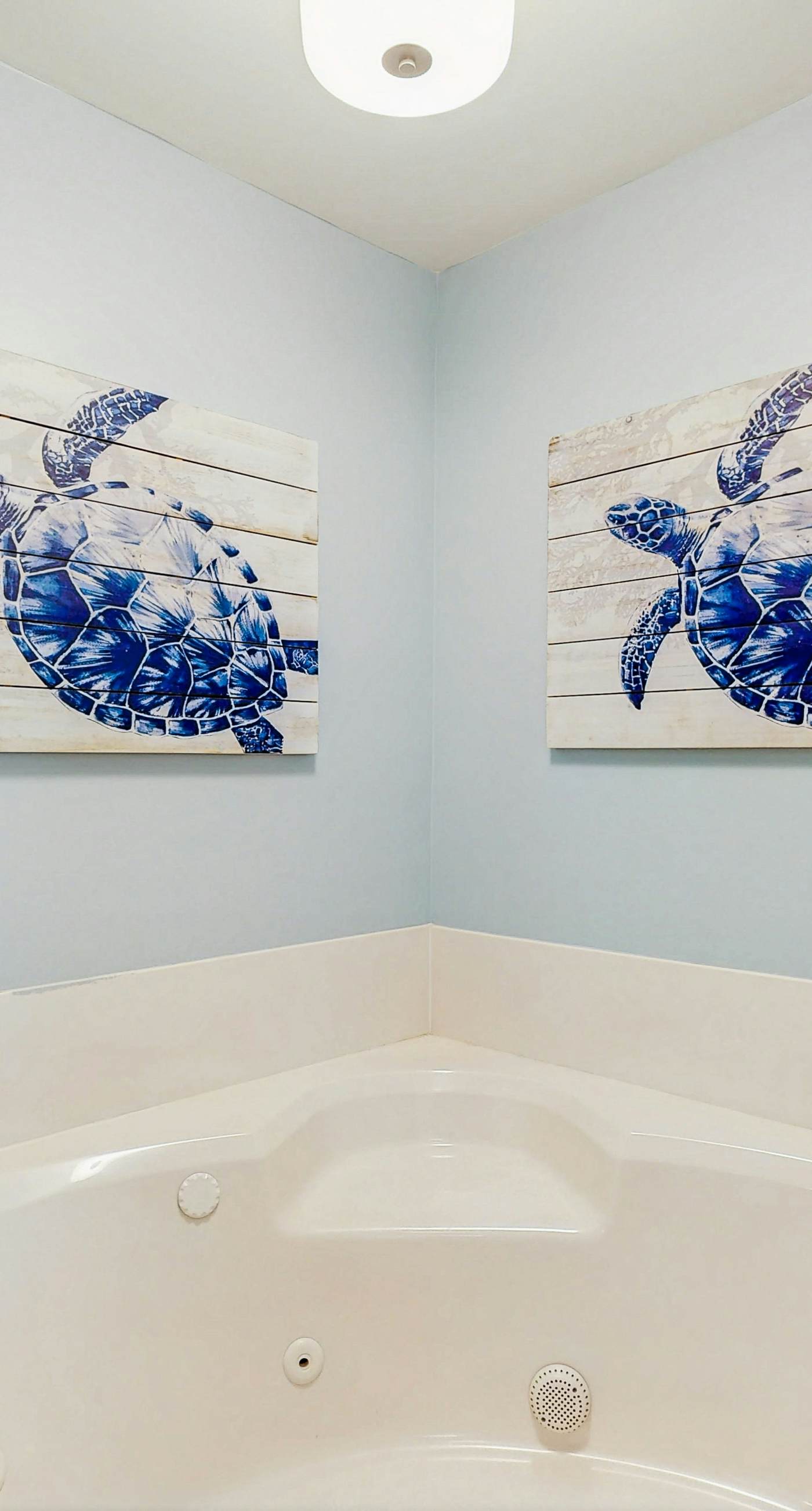 Conveniently located Gulf condo with spacious layout, pool & pickleball