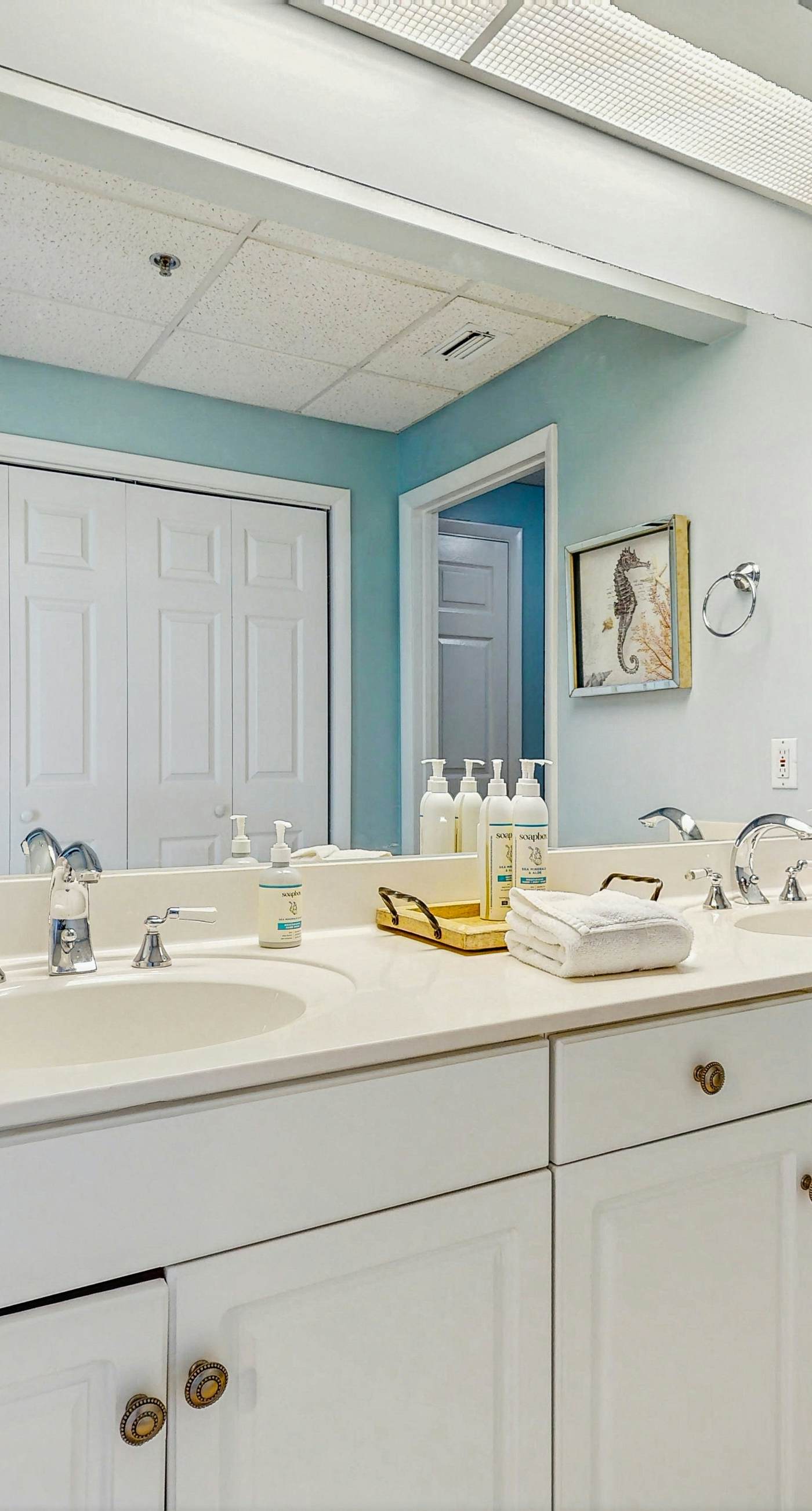 Conveniently located Gulf condo with spacious layout, pool & pickleball