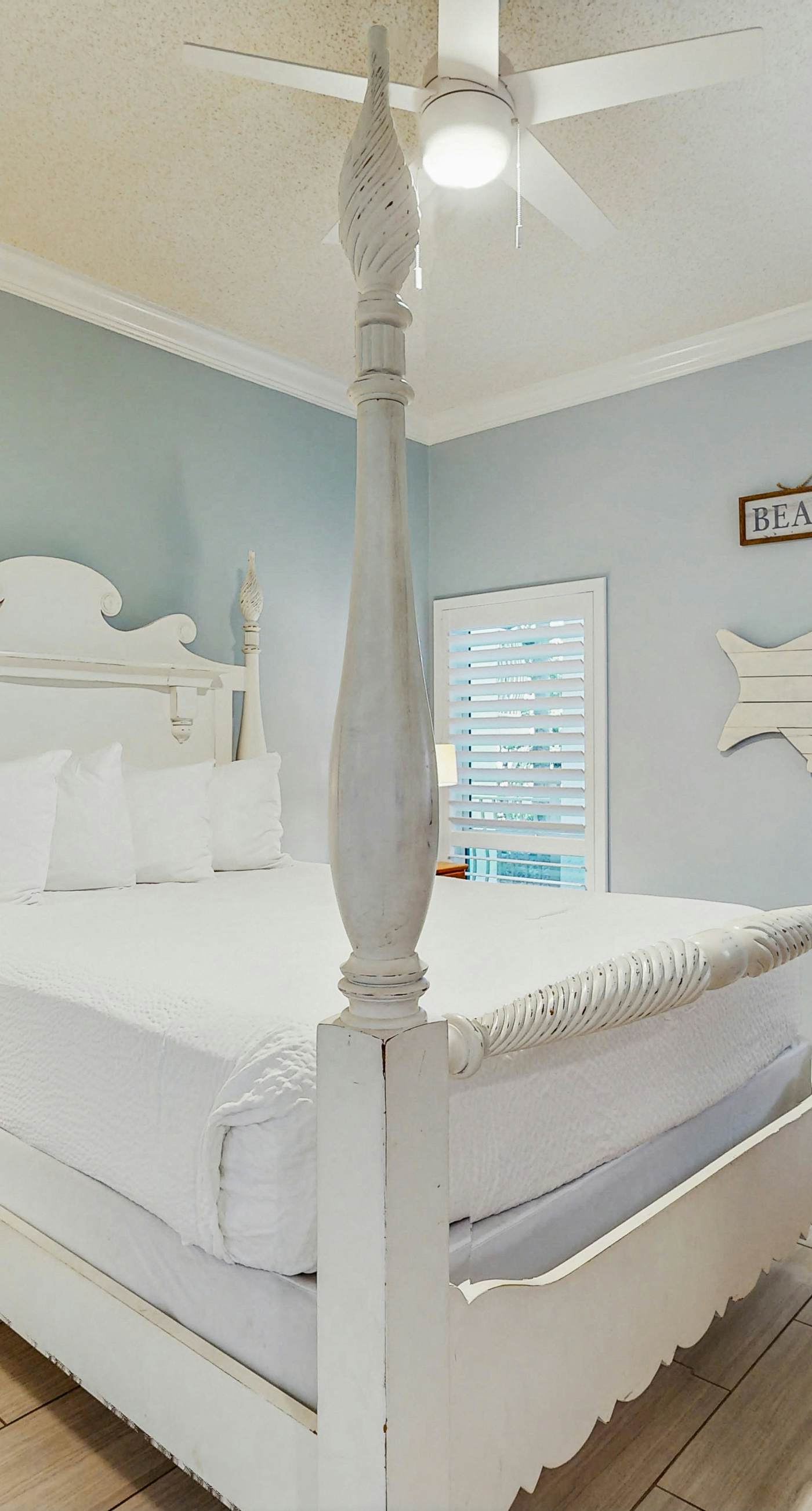 Conveniently located Gulf condo with spacious layout, pool & pickleball