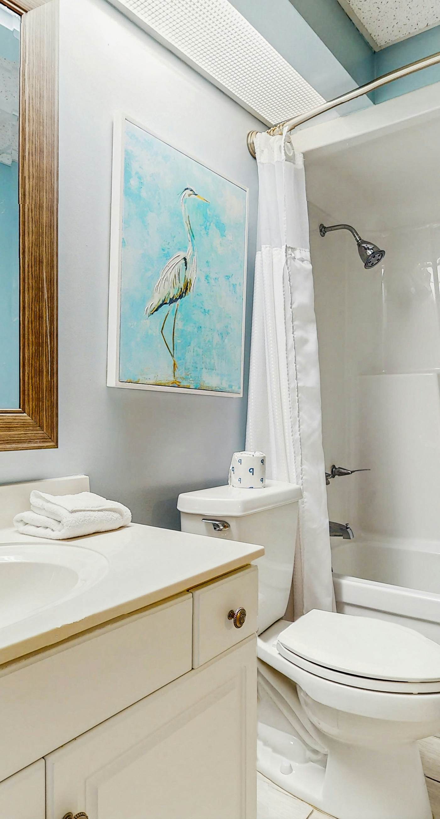 Conveniently located Gulf condo with spacious layout, pool & pickleball