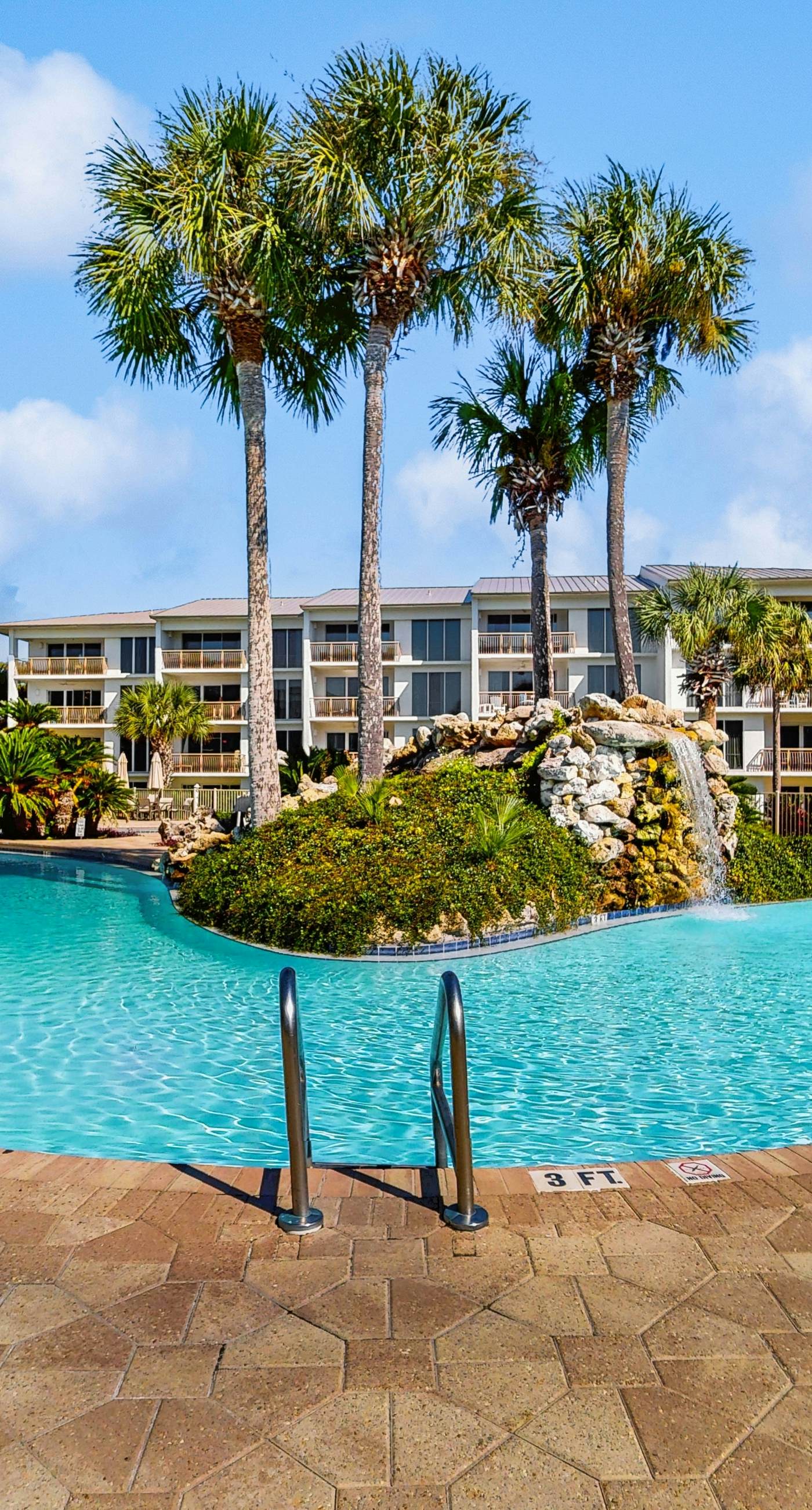 Conveniently located Gulf condo with spacious layout, pool & pickleball