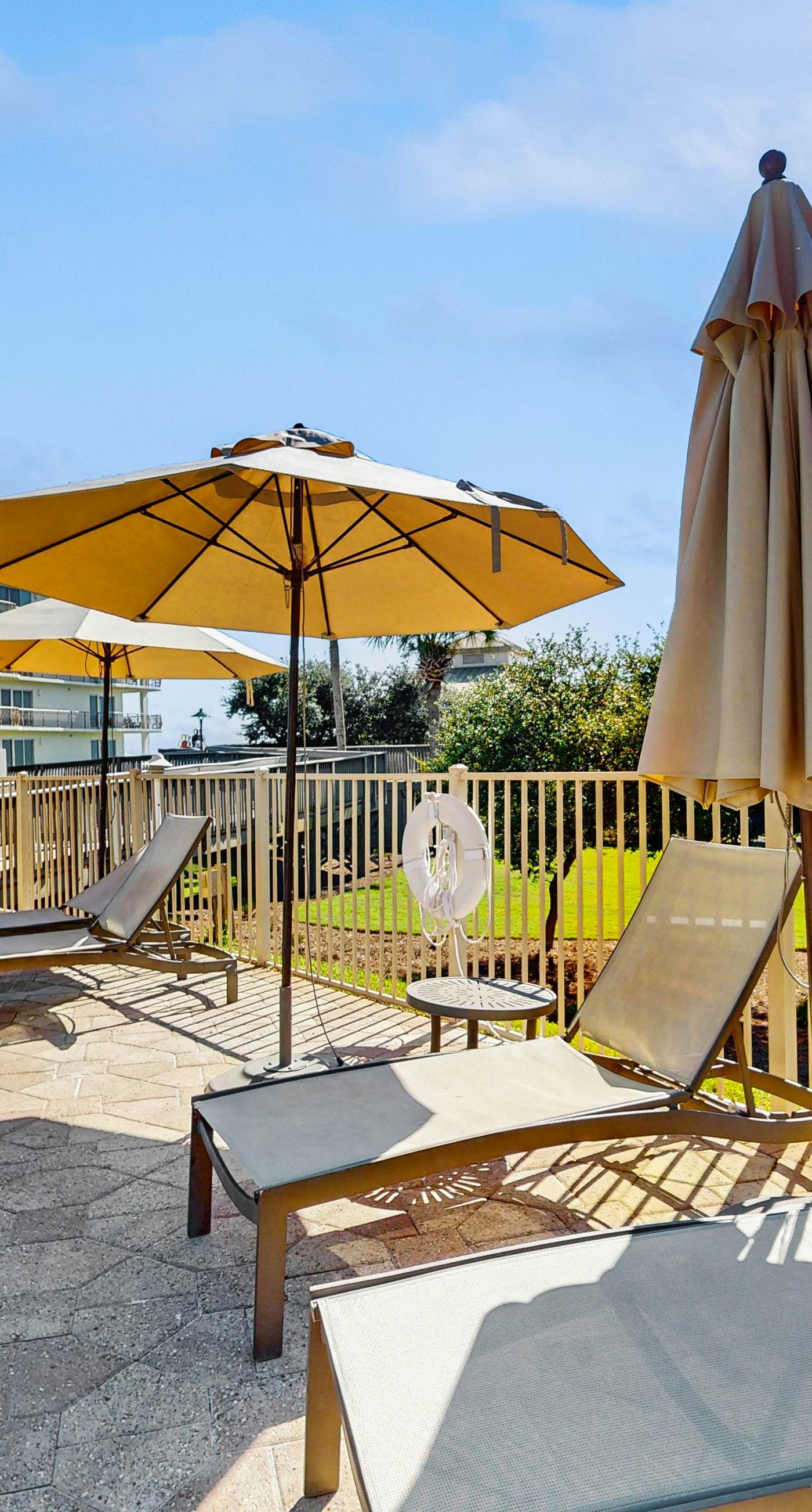 Conveniently located Gulf condo with spacious layout, pool & pickleball