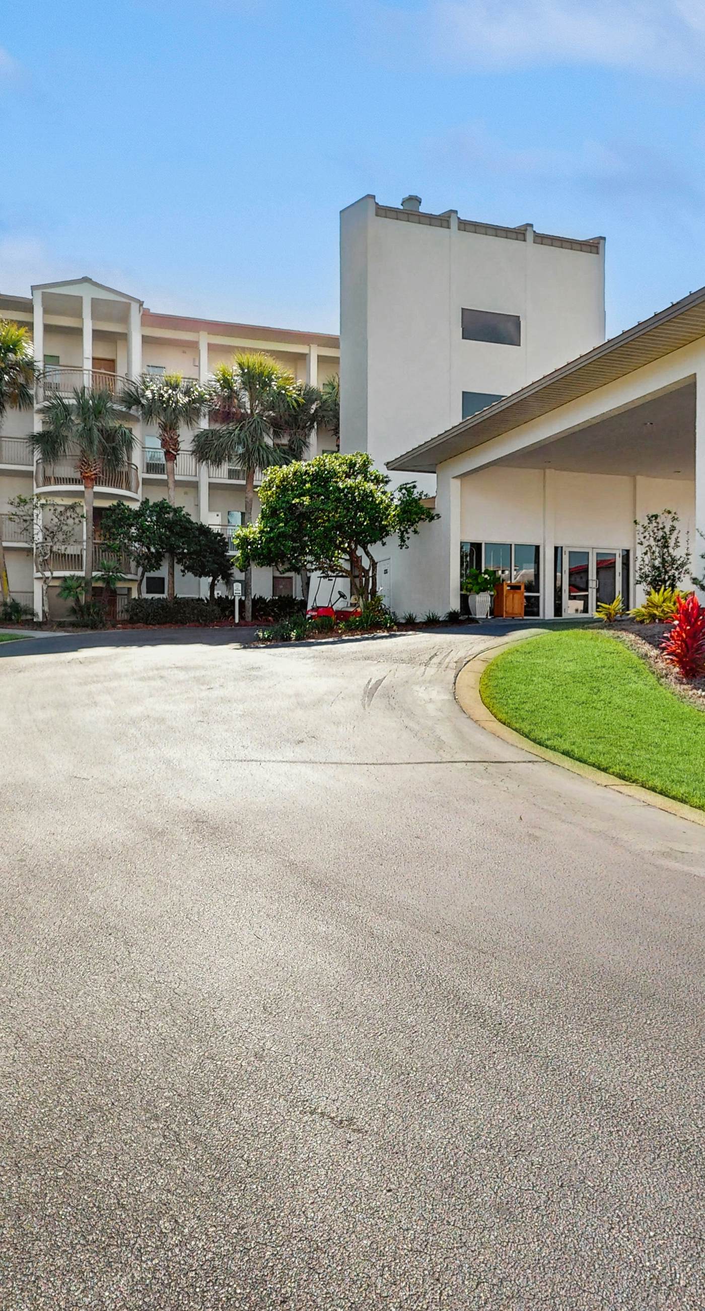 Conveniently located Gulf condo with spacious layout, pool & pickleball