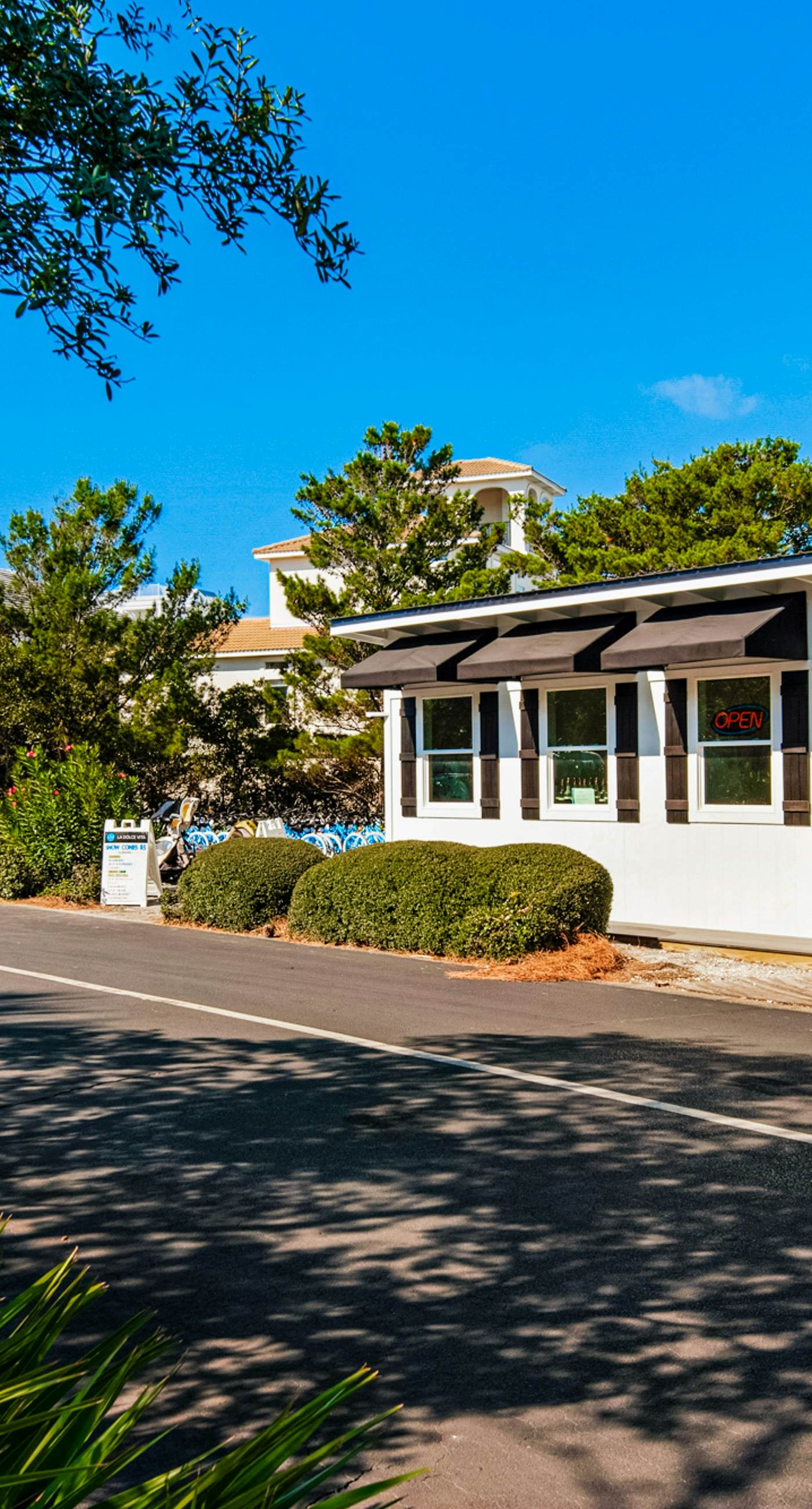 Conveniently located Gulf condo with spacious layout, pool & pickleball