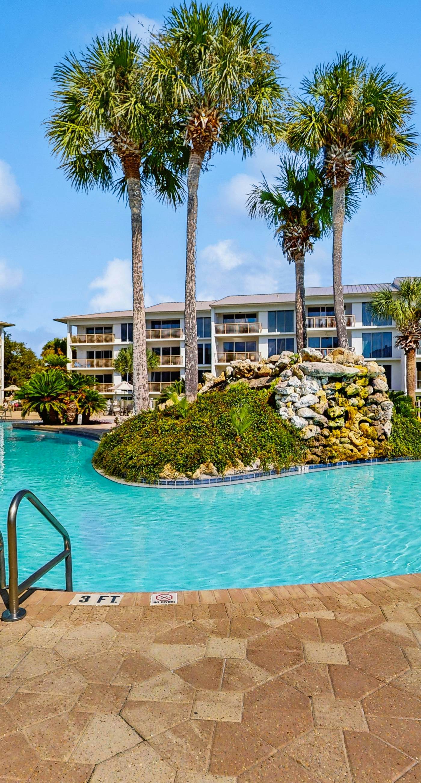 Gulf-front condo with bicycles, lazy river & pickleball