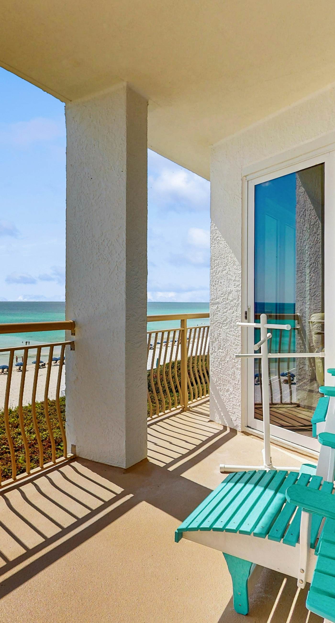 Gulf-front condo with bicycles, lazy river & pickleball