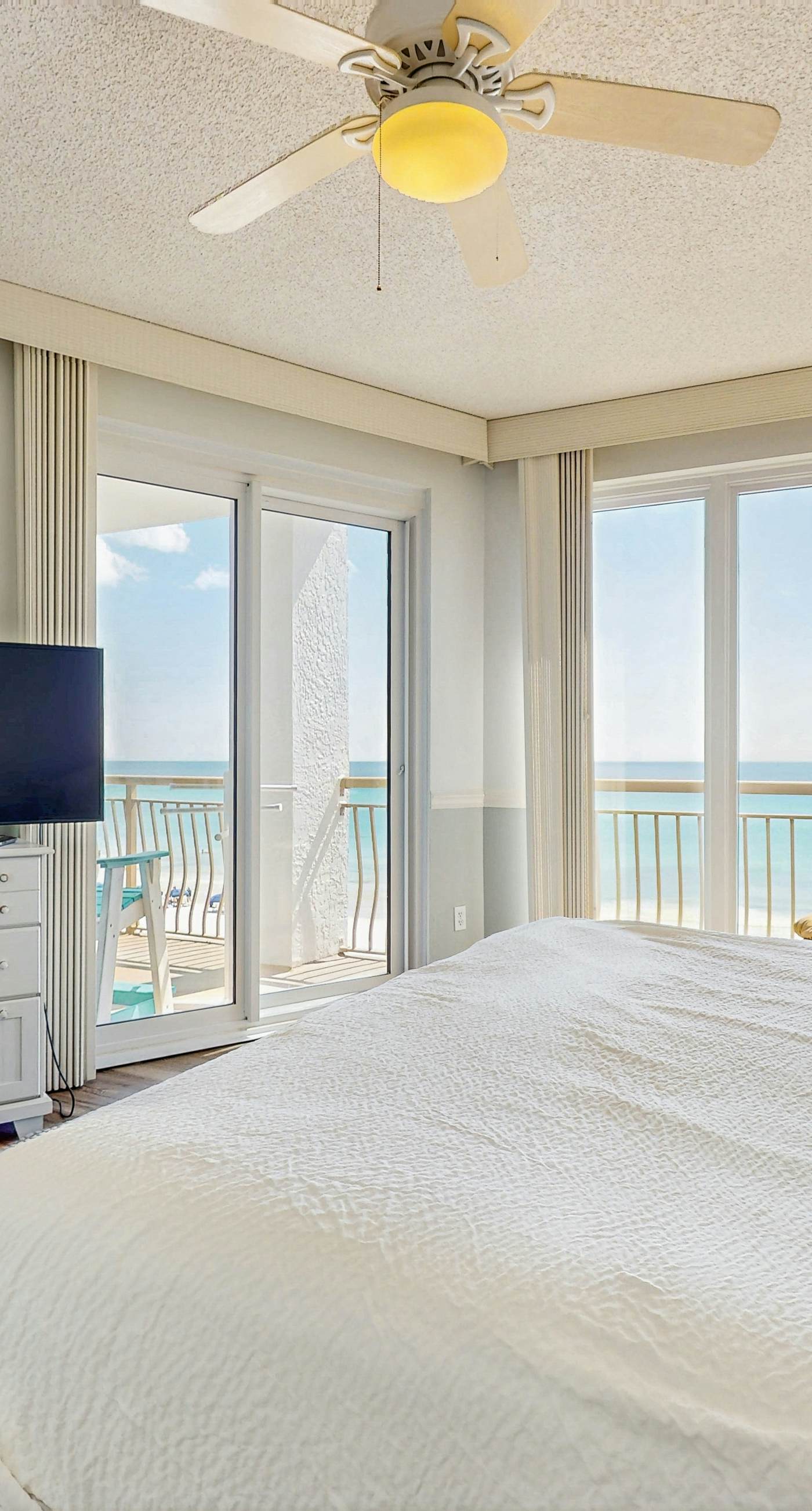 Gulf-front condo with bicycles, lazy river & pickleball