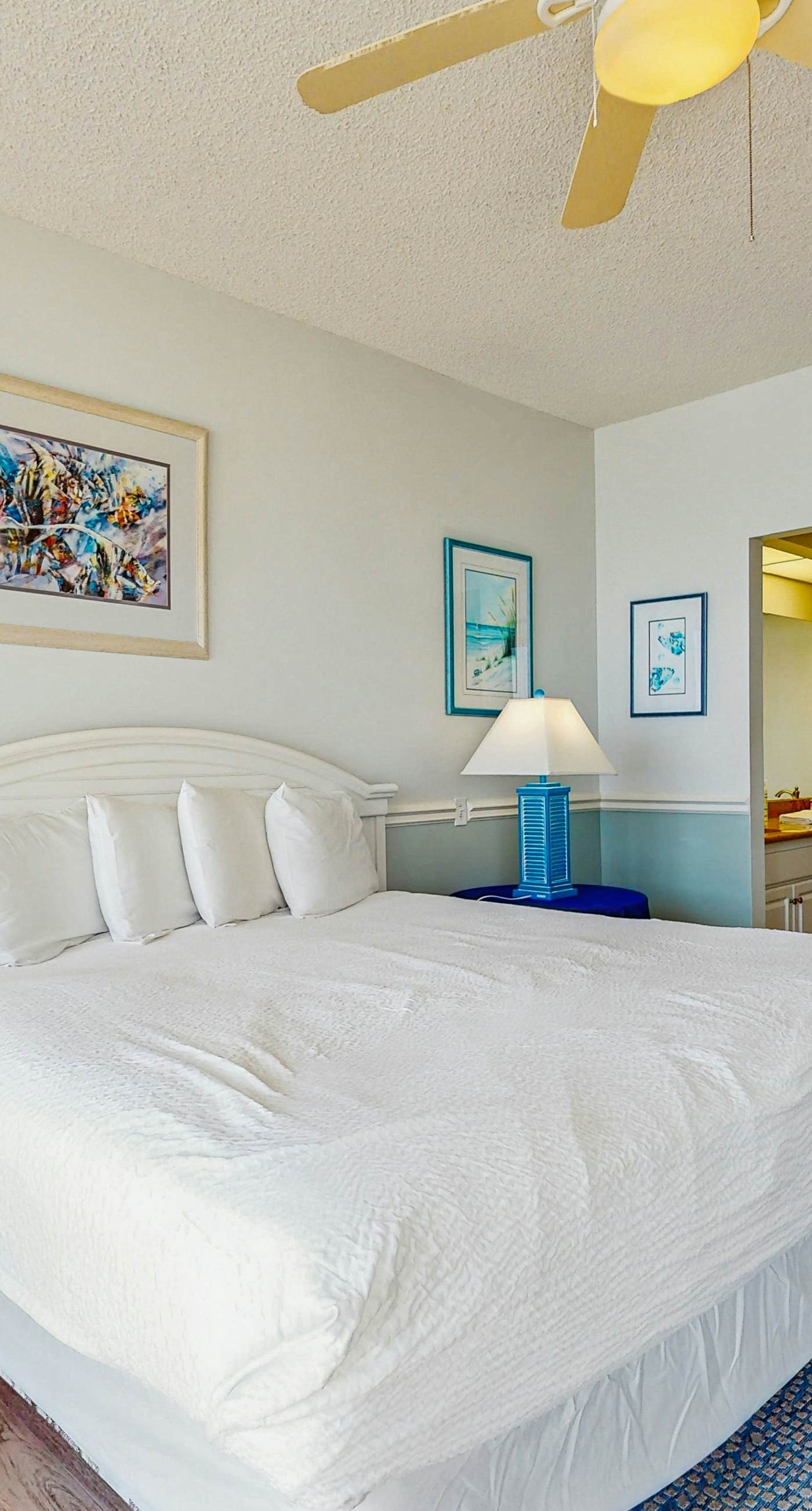 Gulf-front condo with bicycles, lazy river & pickleball