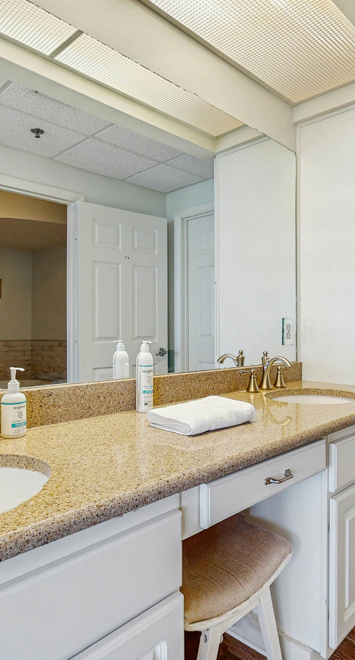 Gulf-front condo with bicycles, lazy river & pickleball