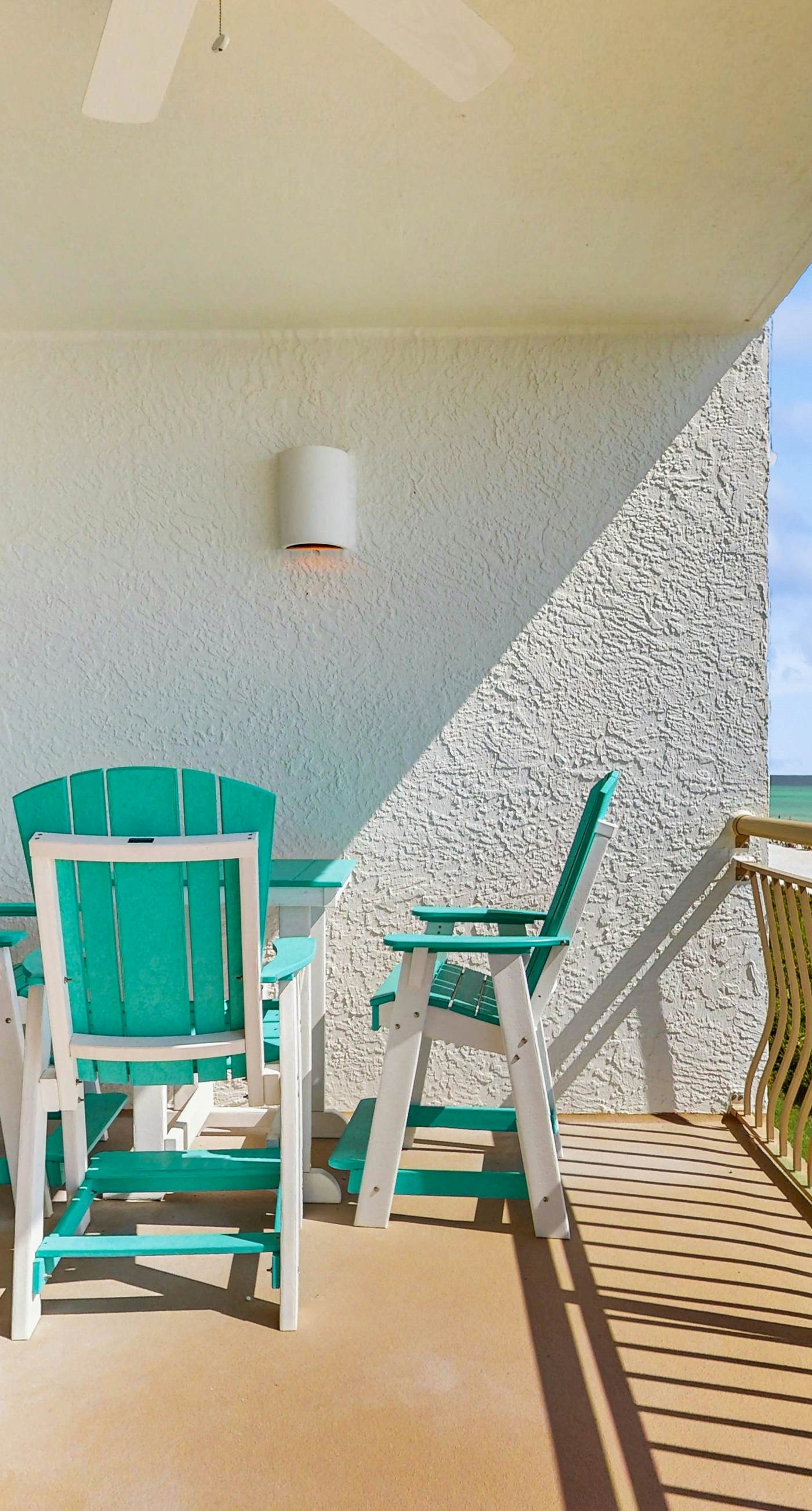 Gulf-front condo with bicycles, lazy river & pickleball