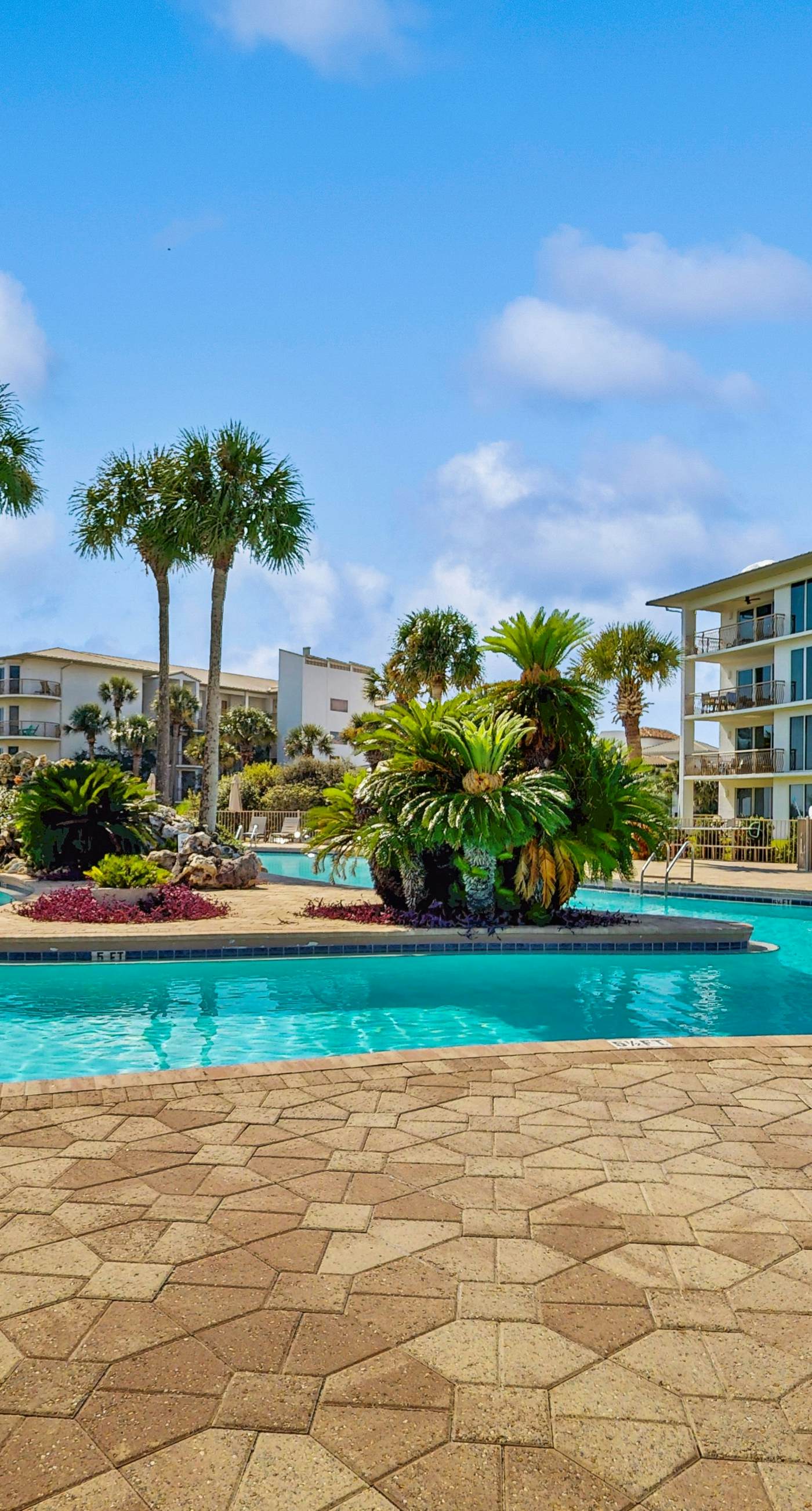 Gulf-front condo with bicycles, lazy river & pickleball