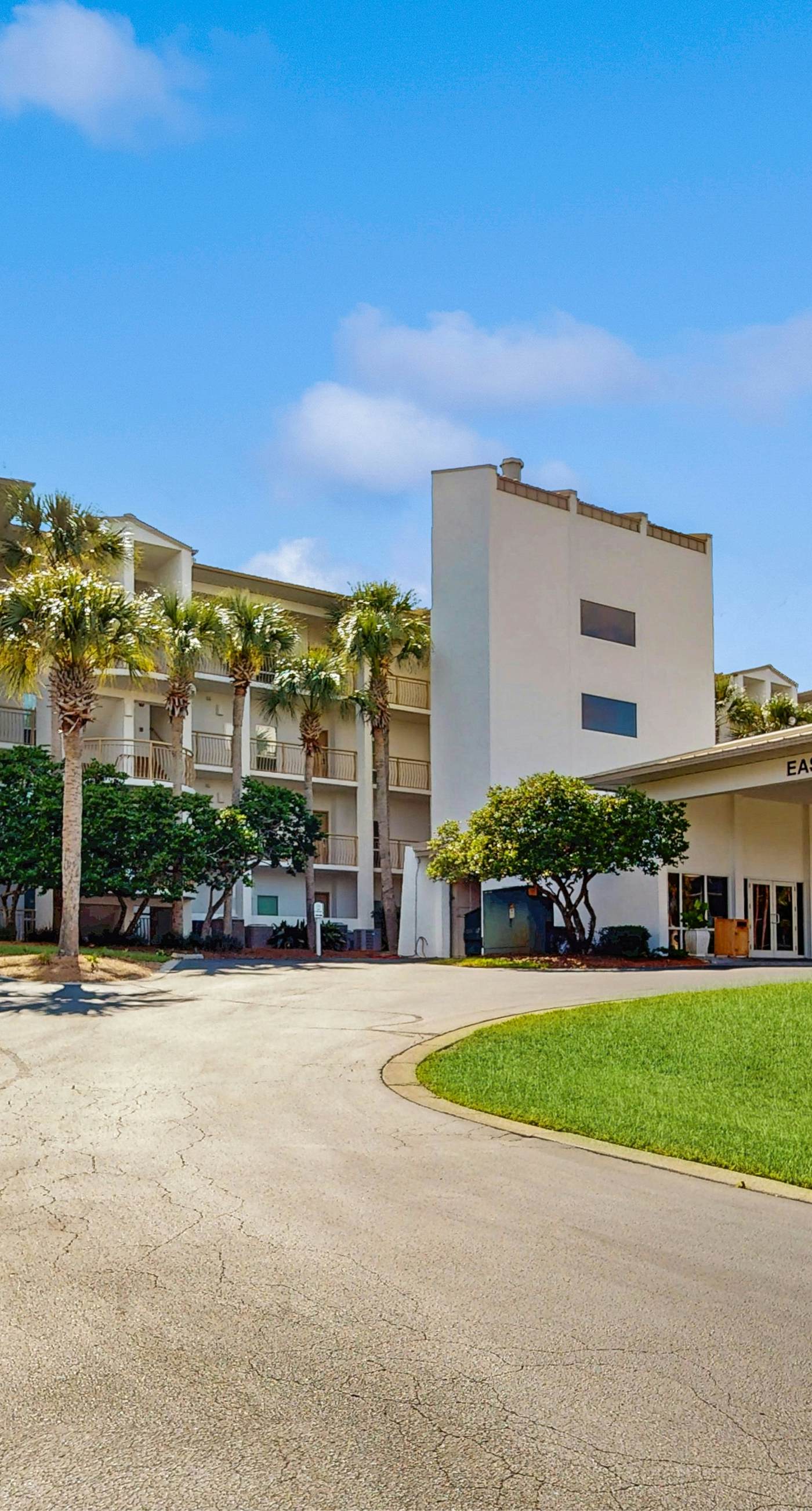 Gulf-front condo with bicycles, lazy river & pickleball