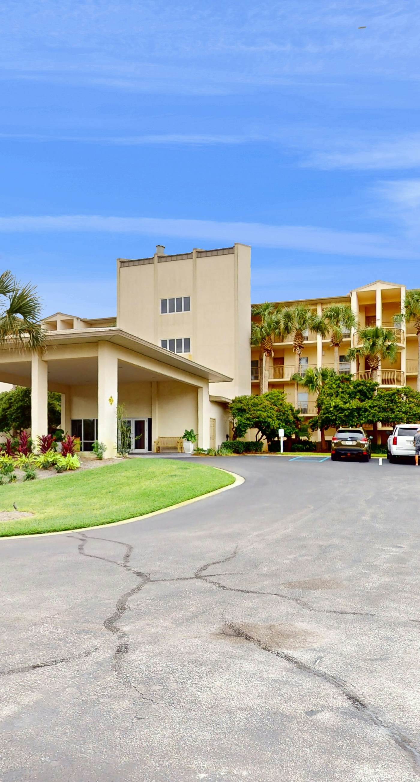 Gulf-front condo with bicycles, lazy river & pickleball