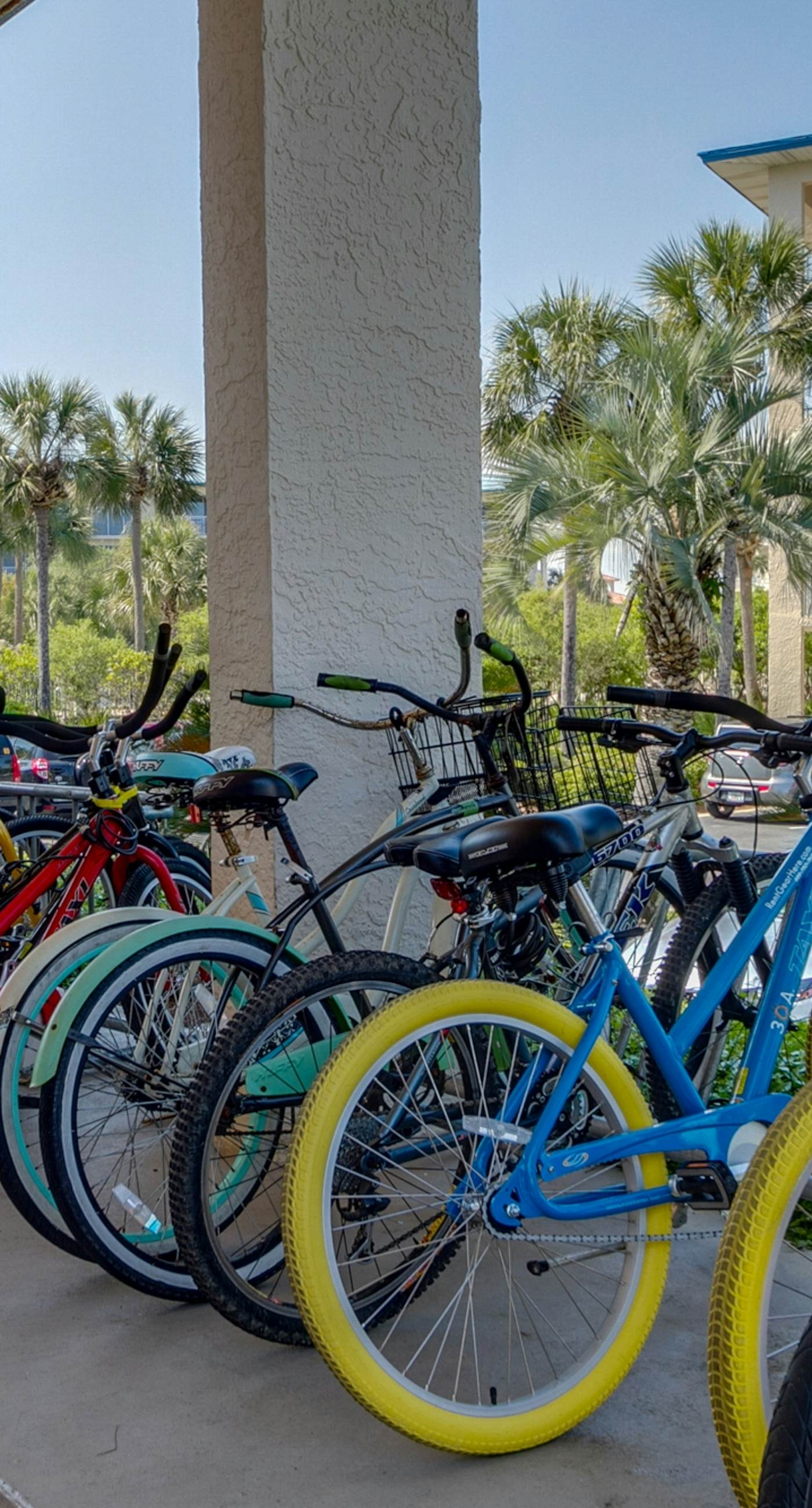 Gulf-front condo with bicycles, lazy river & pickleball