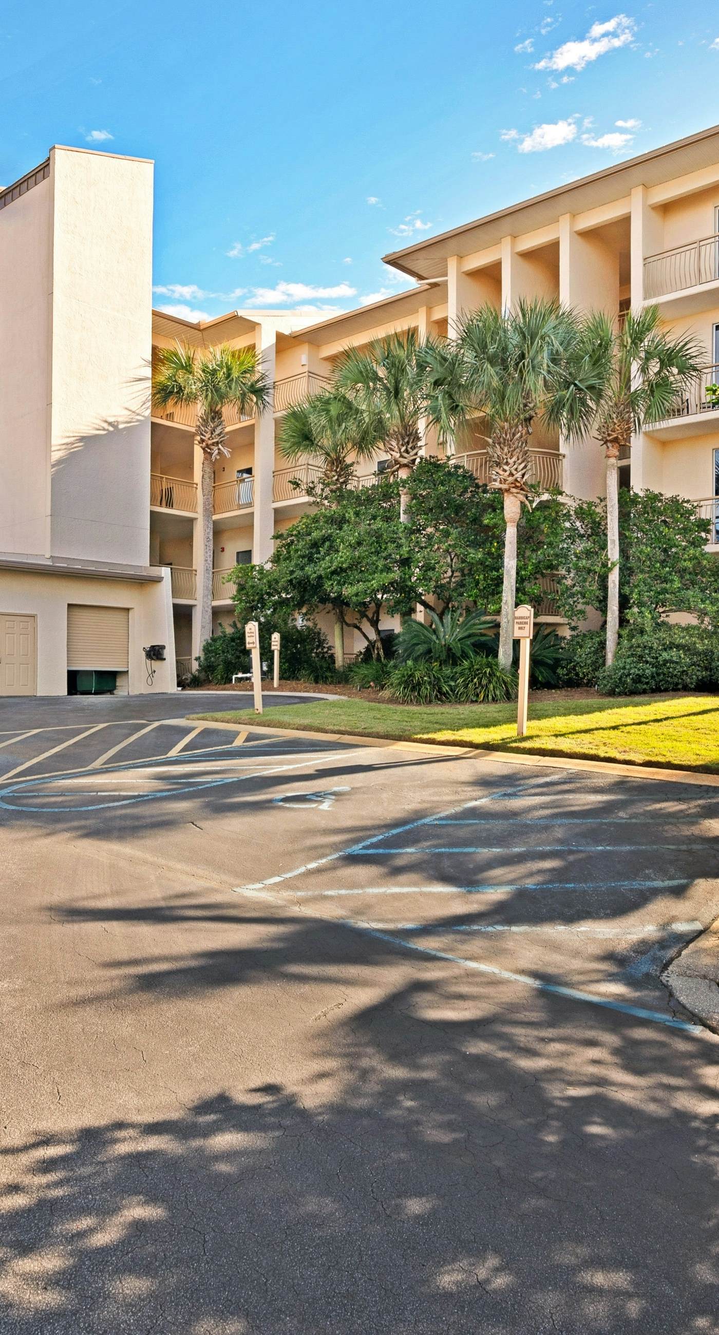 Gulf-front condo with bicycles, lazy river & pickleball