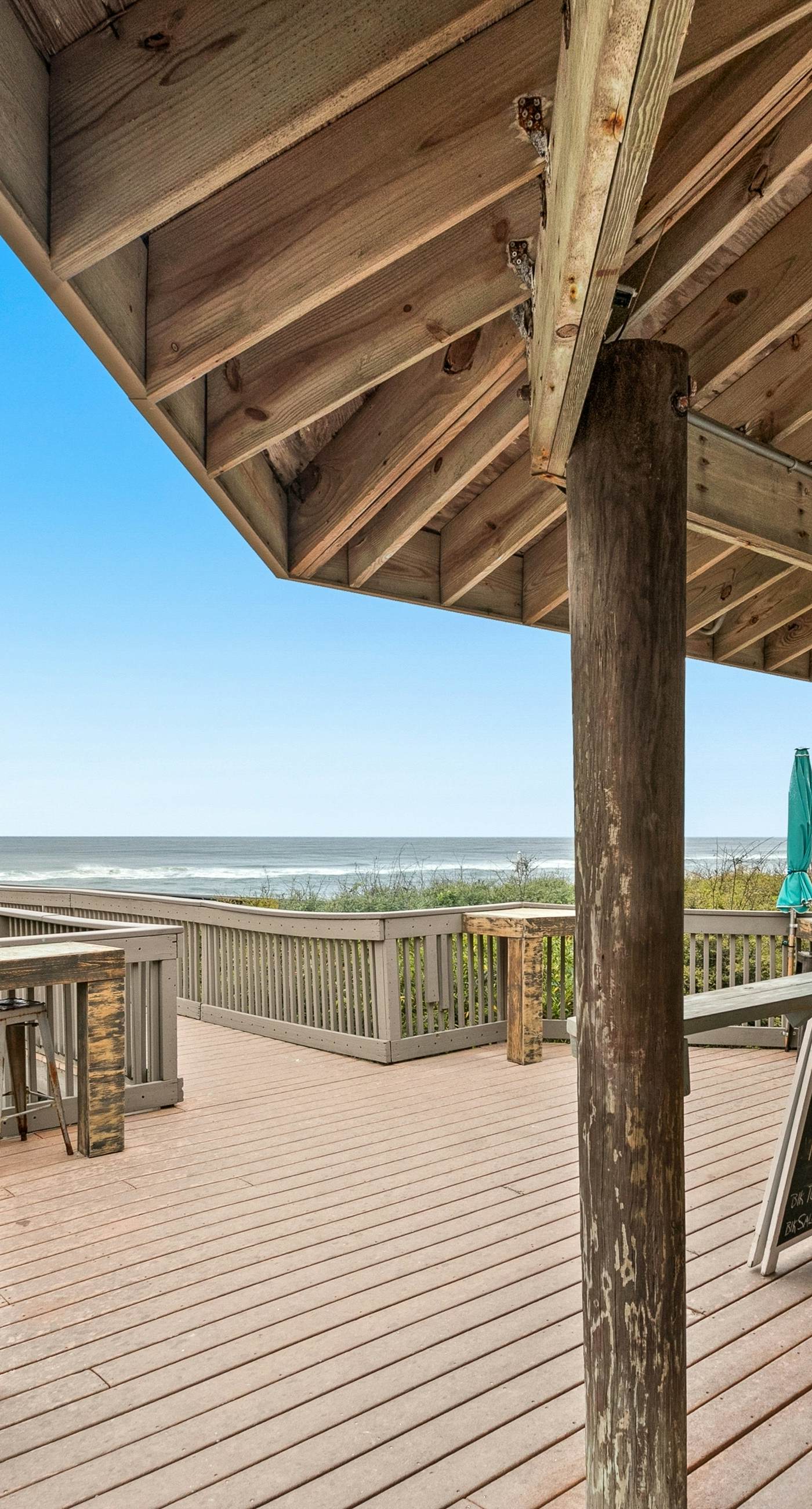 Gulf-front condo with bicycles, lazy river & pickleball