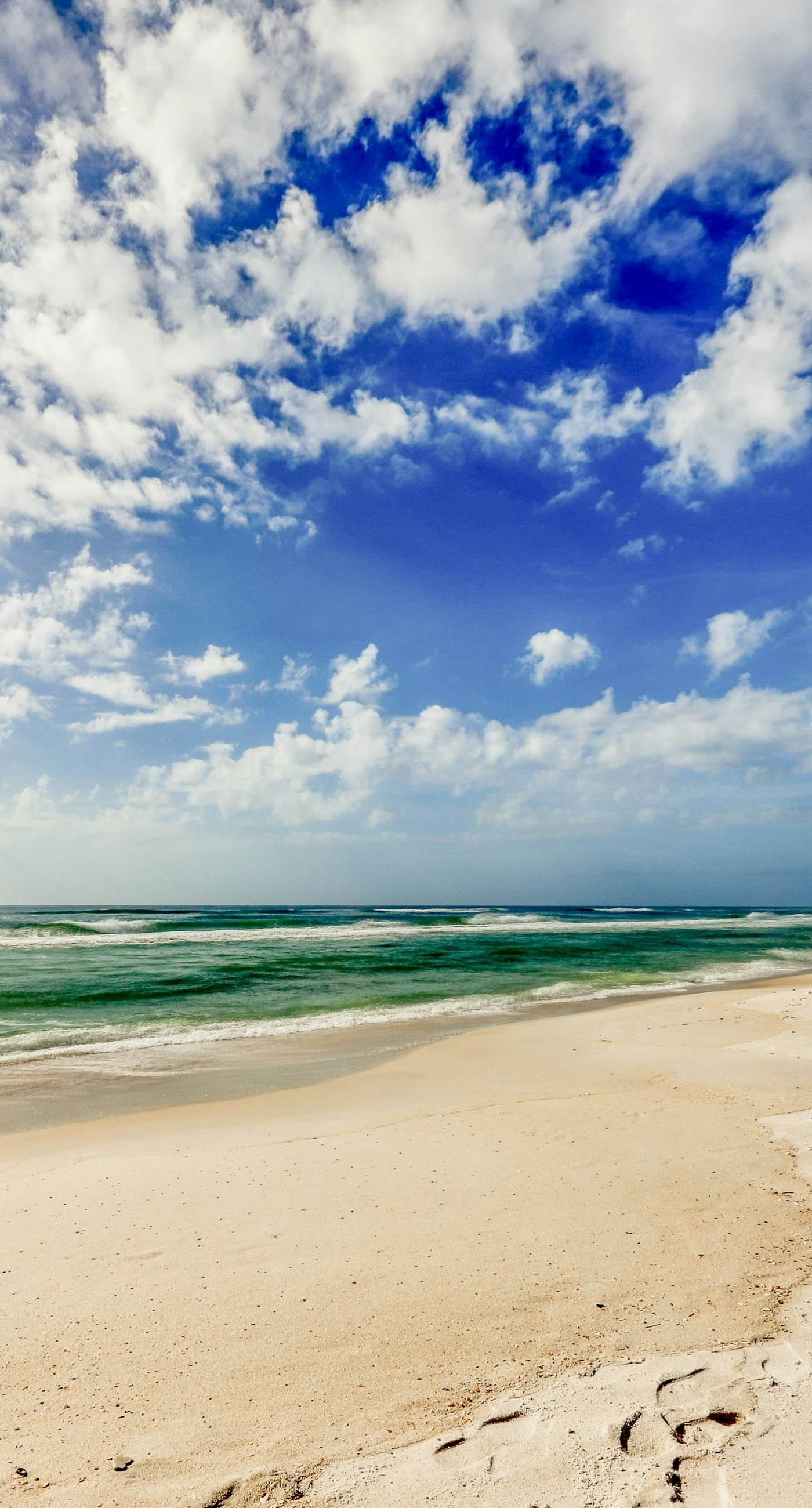 Gulf-front condo with bicycles, lazy river & pickleball