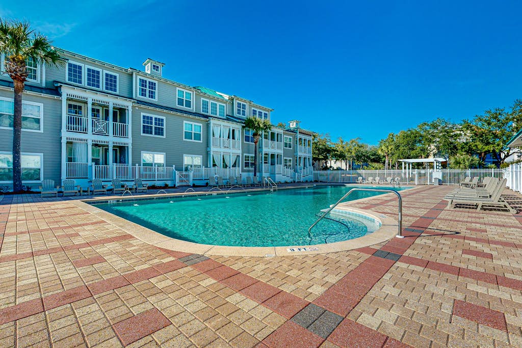Cozy coastal condo with shared pool, central AC & free WiFi