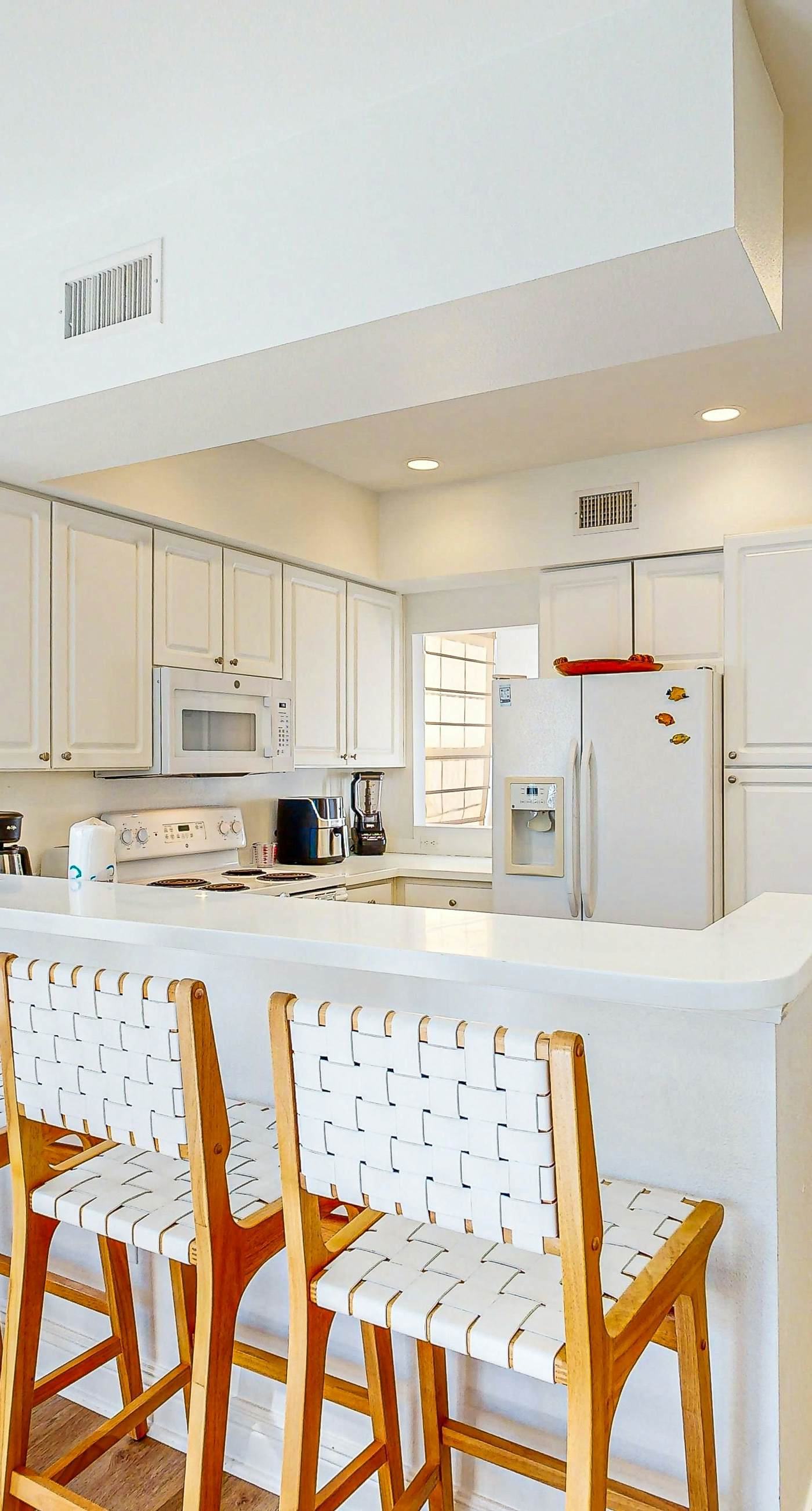 Cozy coastal condo with shared pool, central AC & free WiFi