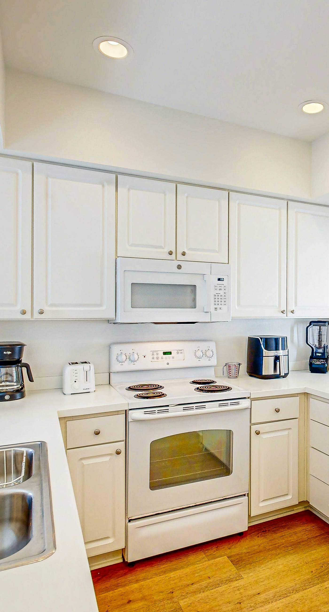 Cozy coastal condo with shared pool, central AC & free WiFi