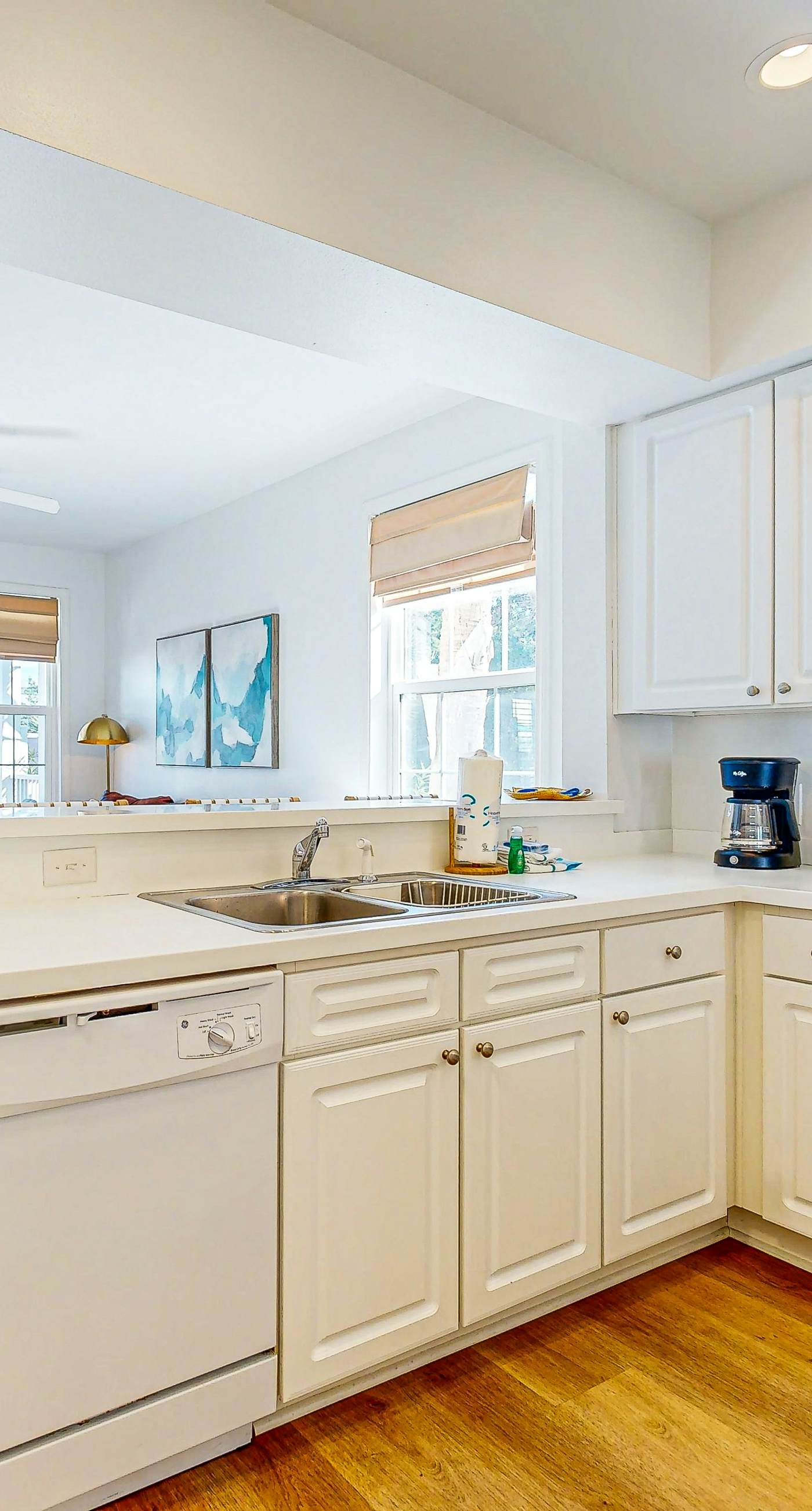 Cozy coastal condo with shared pool, central AC & free WiFi