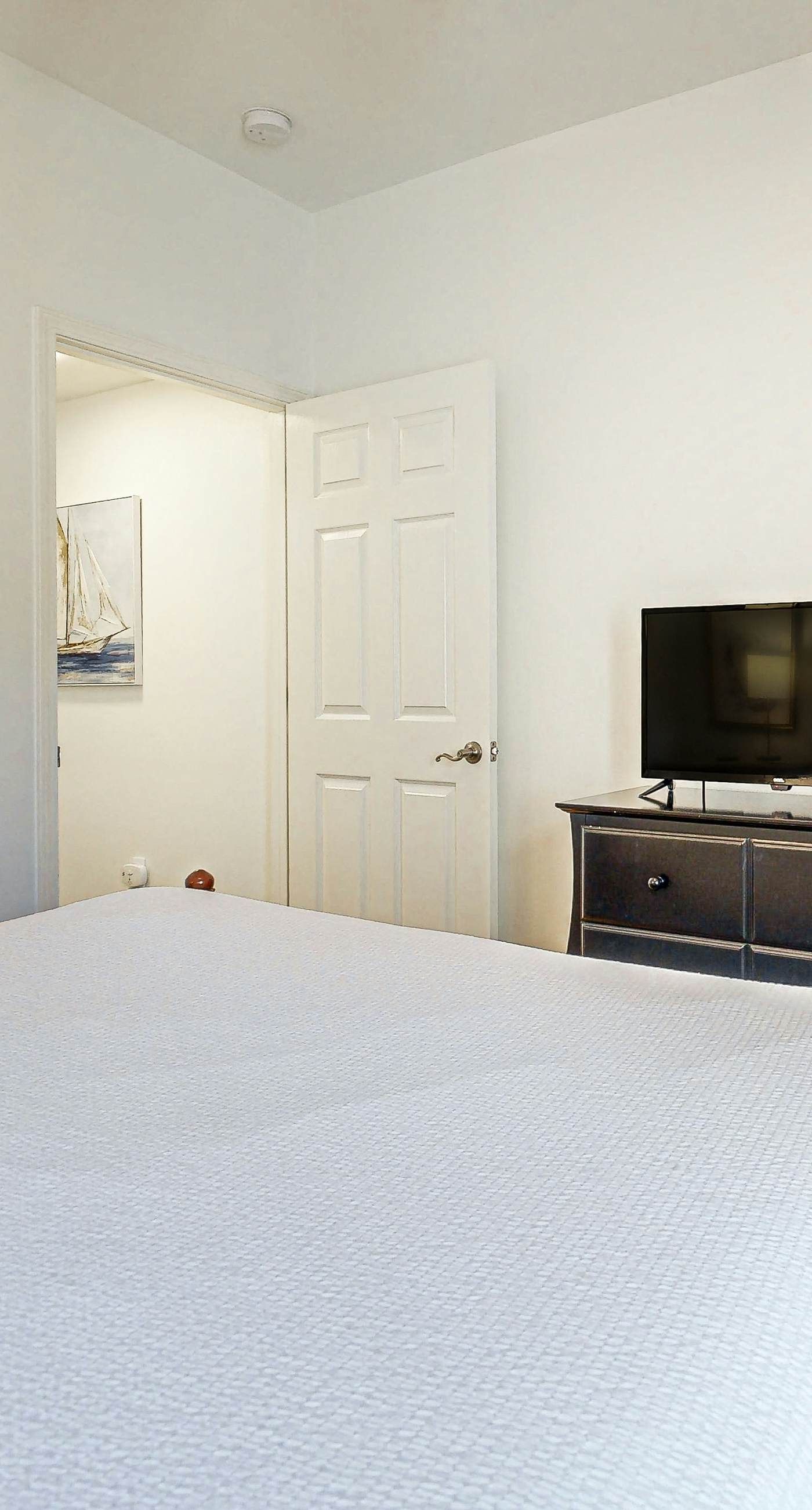 Cozy coastal condo with shared pool, central AC & free WiFi