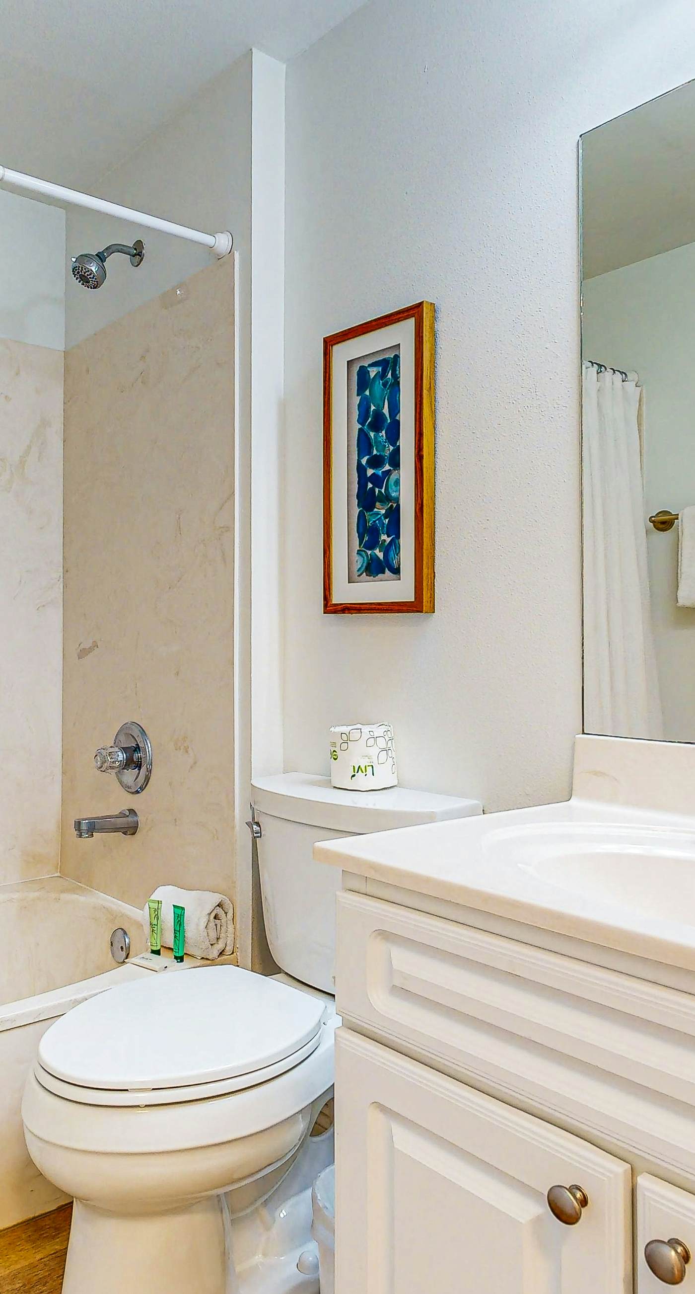 Cozy coastal condo with shared pool, central AC & free WiFi