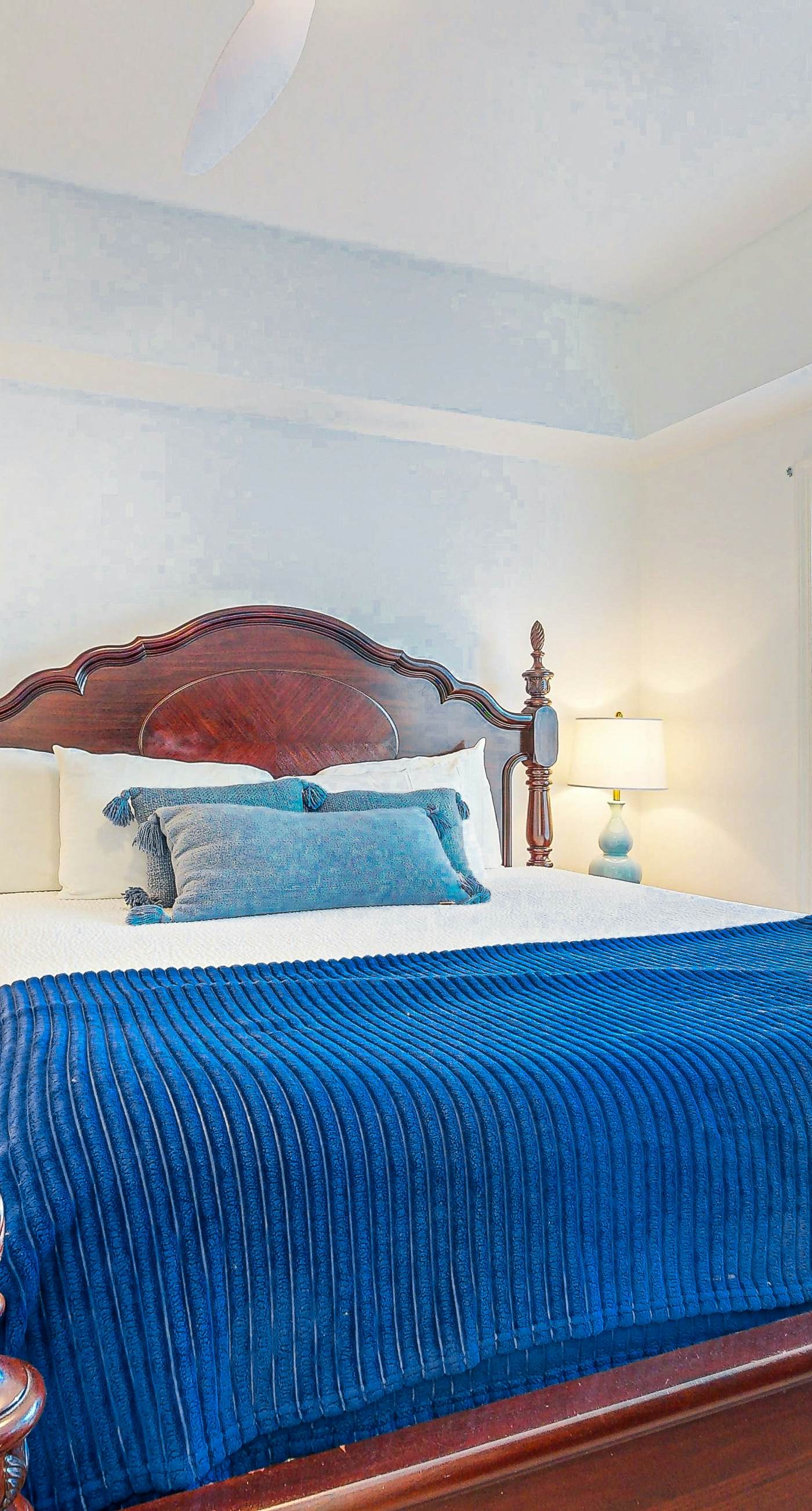 Cozy coastal condo with shared pool, central AC & free WiFi