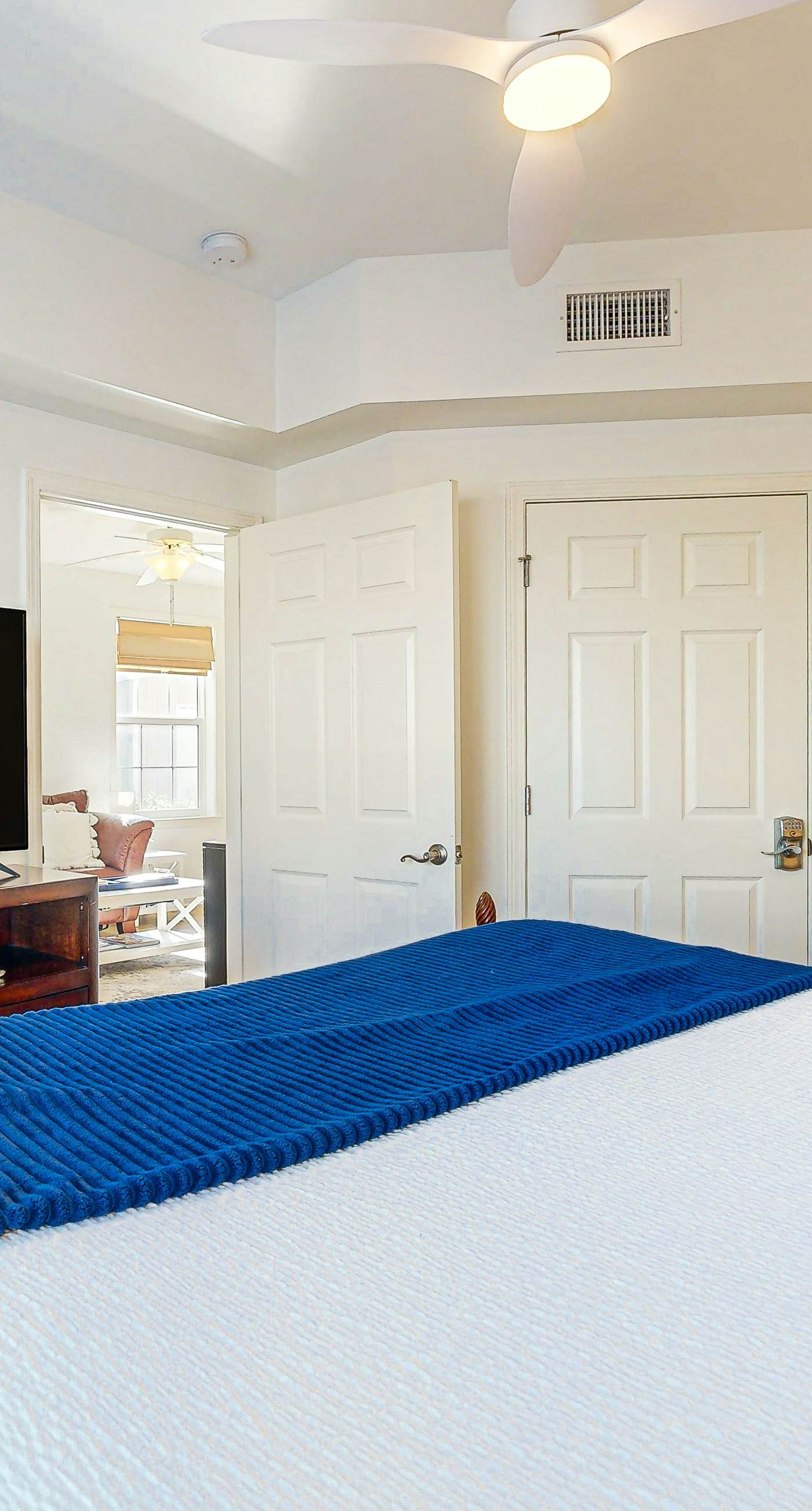 Cozy coastal condo with shared pool, central AC & free WiFi